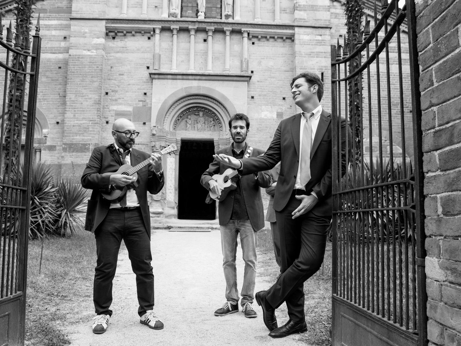 Musicisti davanti alla chiesa durante un matrimonio scattato da Stefania Bosso di Weddingtelling