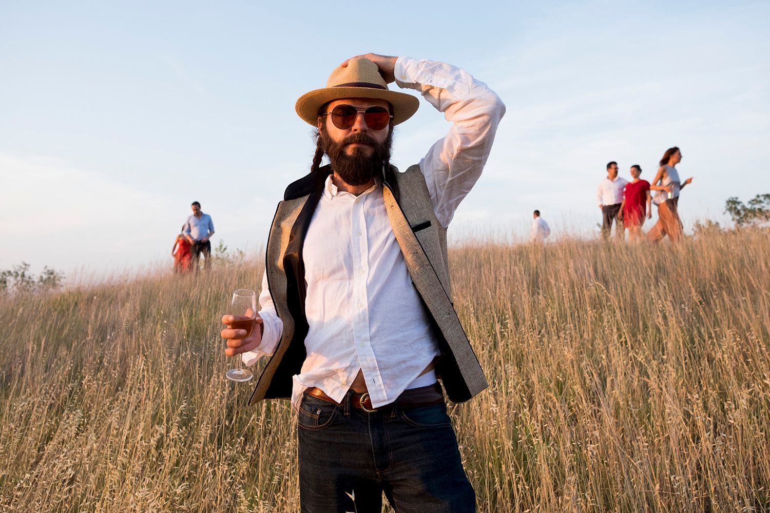 Invitato che ride con espressione naturale durante un matrimonio di Weddingtelling