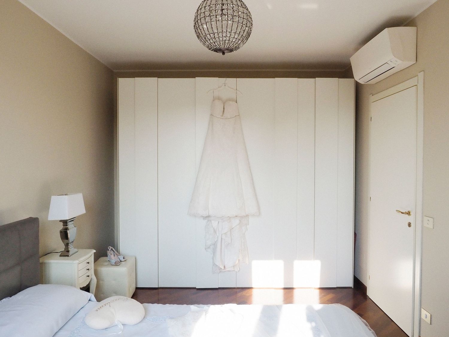 Preparazione sposa in provincia di Piacenza , dettaglio dell'abito appeso, fotografato da Stefania Bosso di Weddingtelling
