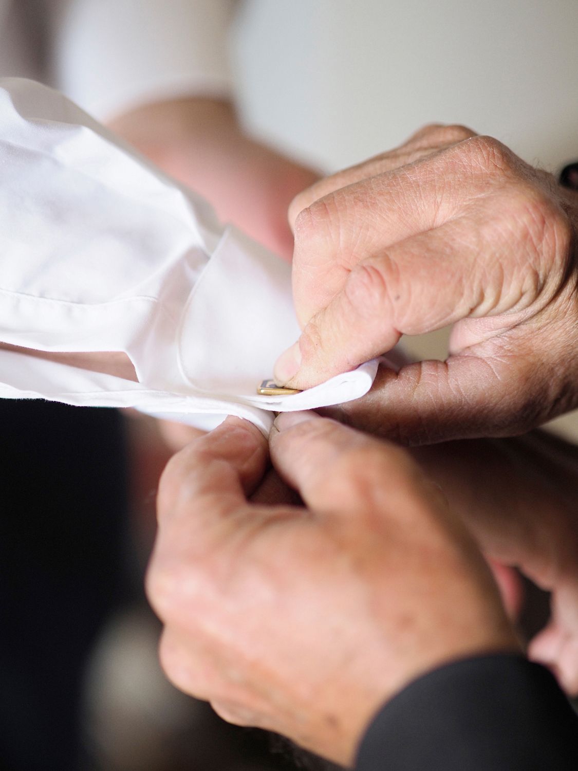 Preparazione sposo , dettaglio gemelli , Piacenza.