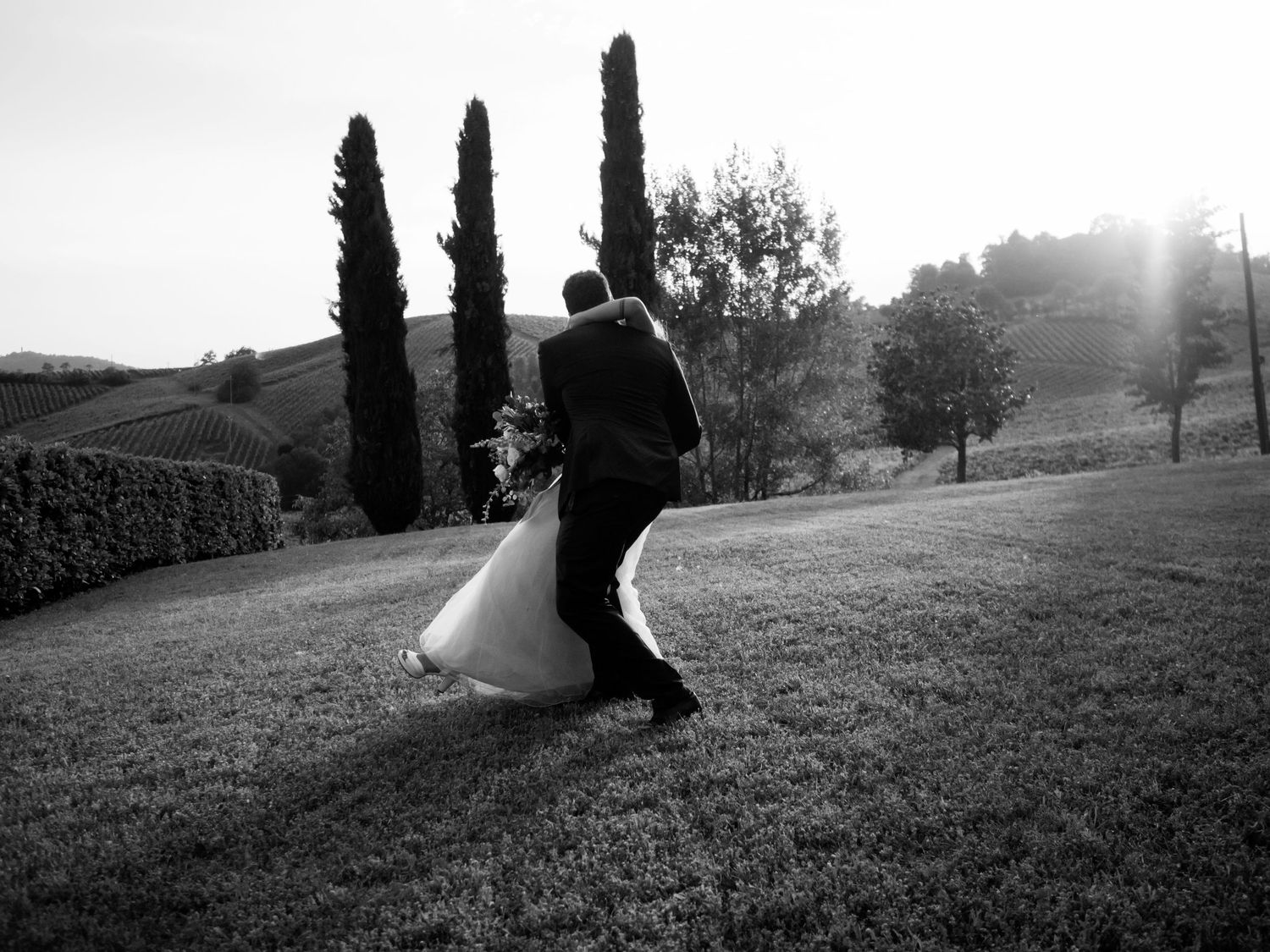 Sposi si baciano in Val Tidone durante un matrimonio scattato da Stefania Bosso di Weddingtelling