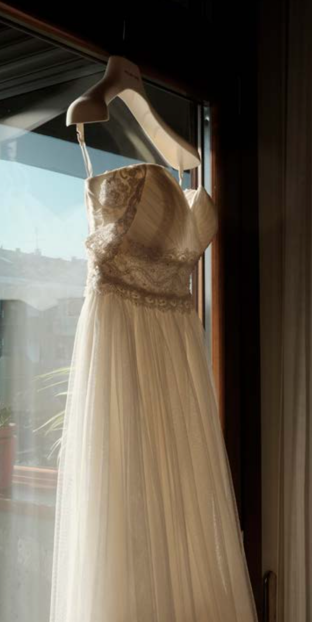 dettaglio vestito durante i preparativi sposa a Pianello Val Tidone