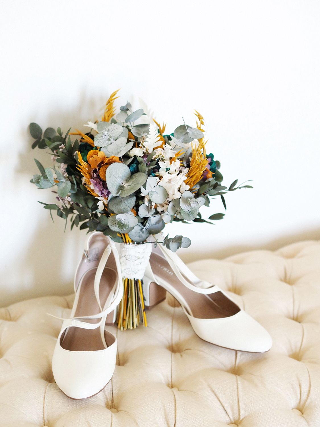 dettaglio scrpe sposa e bouquet