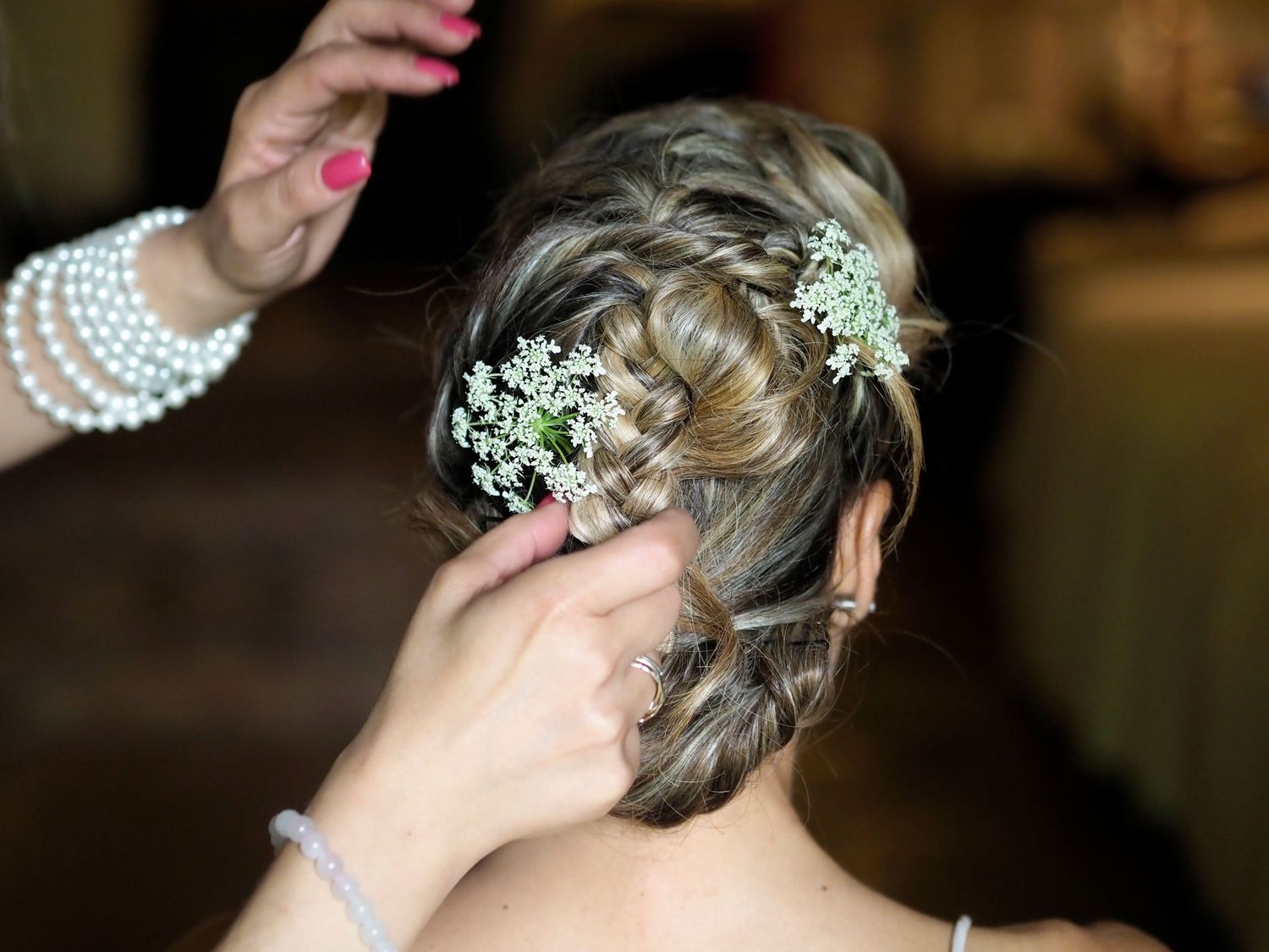 dettaglio vestizione sposa capelli fiori , Gossolengo