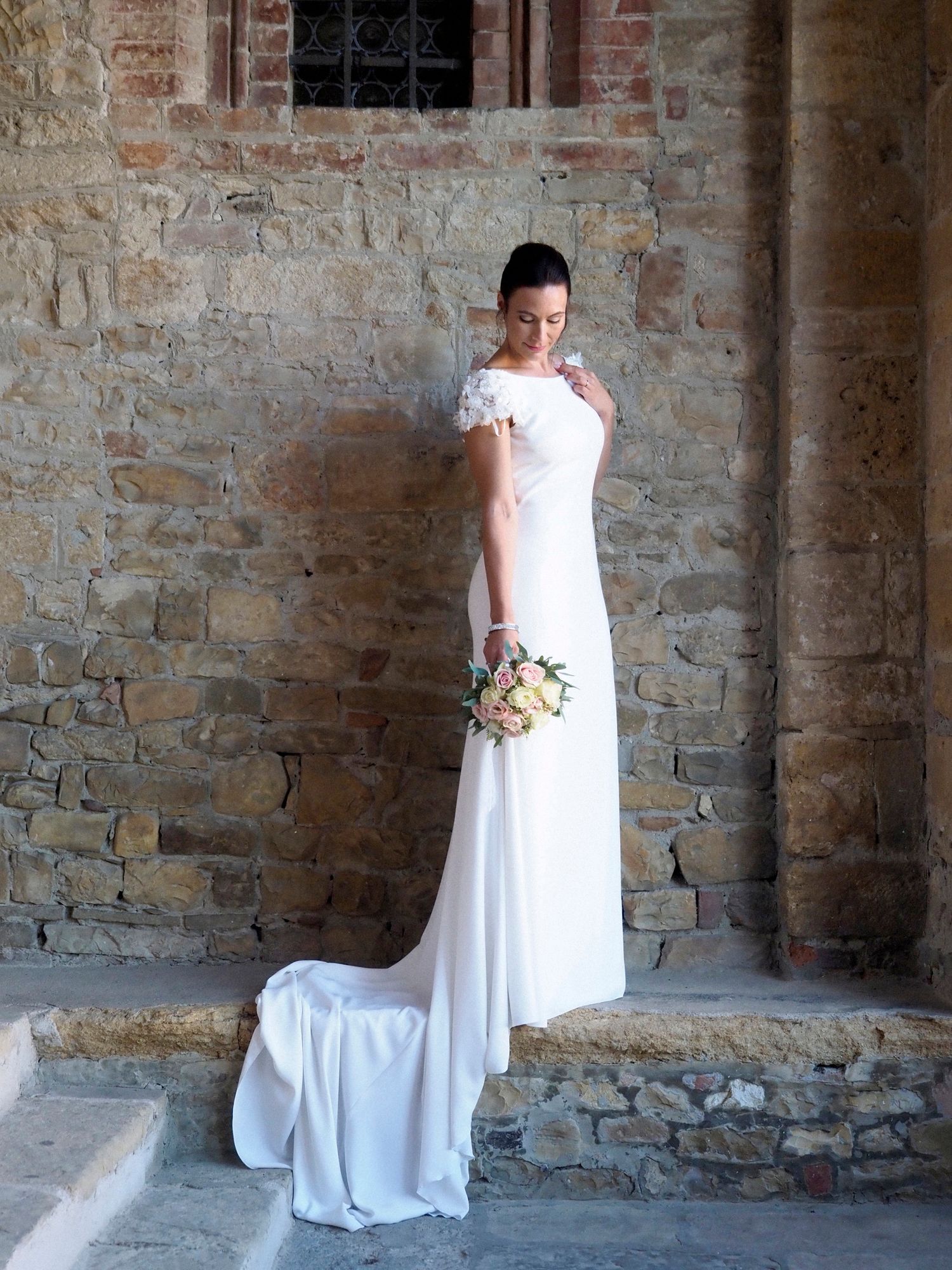 Ritratto sposi naturale sotto i portici di Castel Arquato