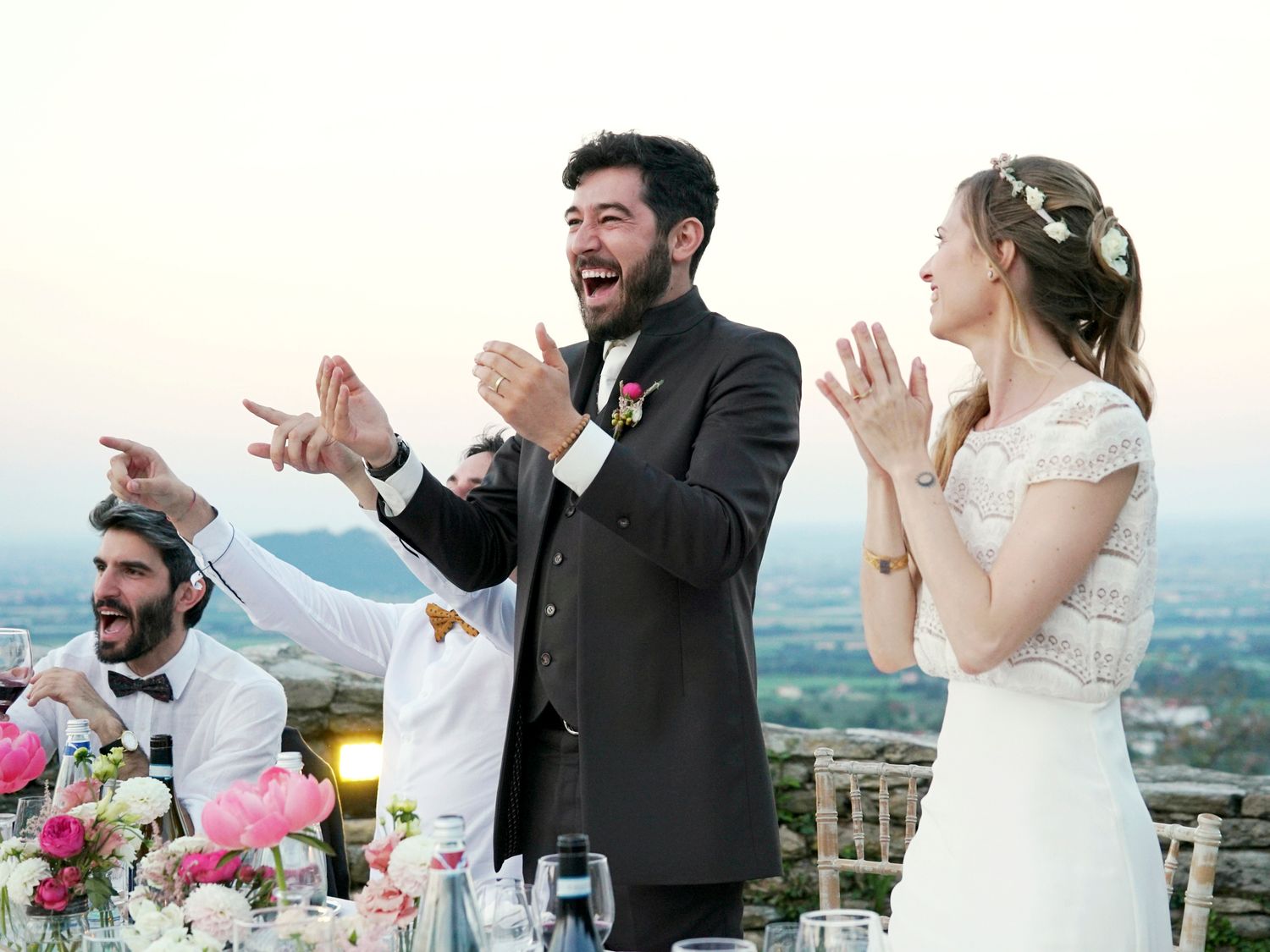 Sposi felici ed emozionati durante il ricevimento di nozze