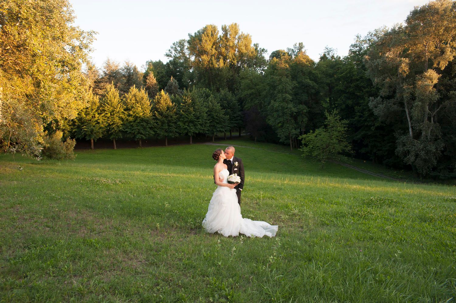 Sposi si baciano in Val Tidone durante un matrimonio scattato da Stefania Bosso di Weddingtelling