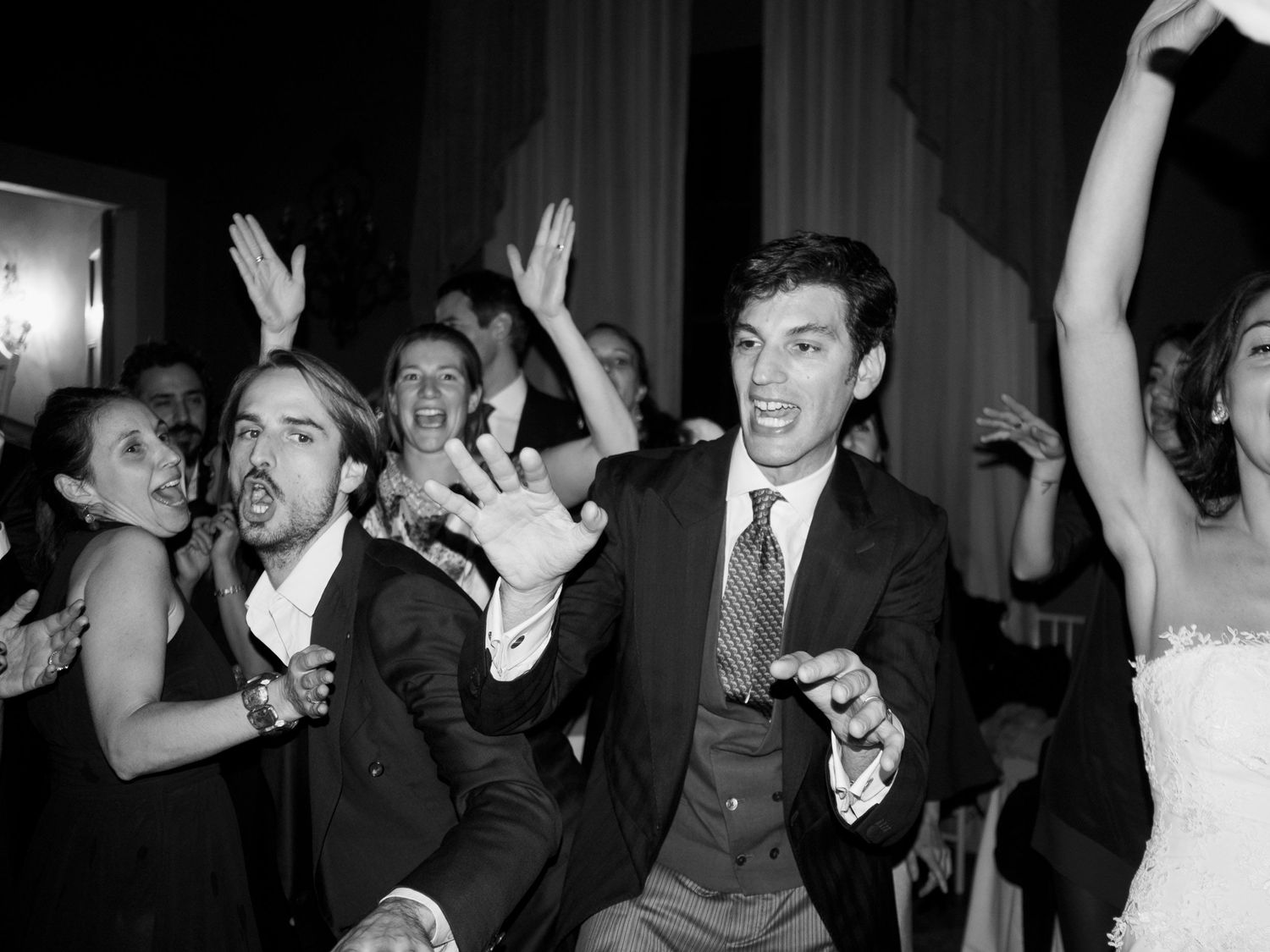 Balli di gruppo  ed espressioni naturali e vere durante un matrimonio a Piacenza, scattati da Stefania Bosso di Weddingtelling