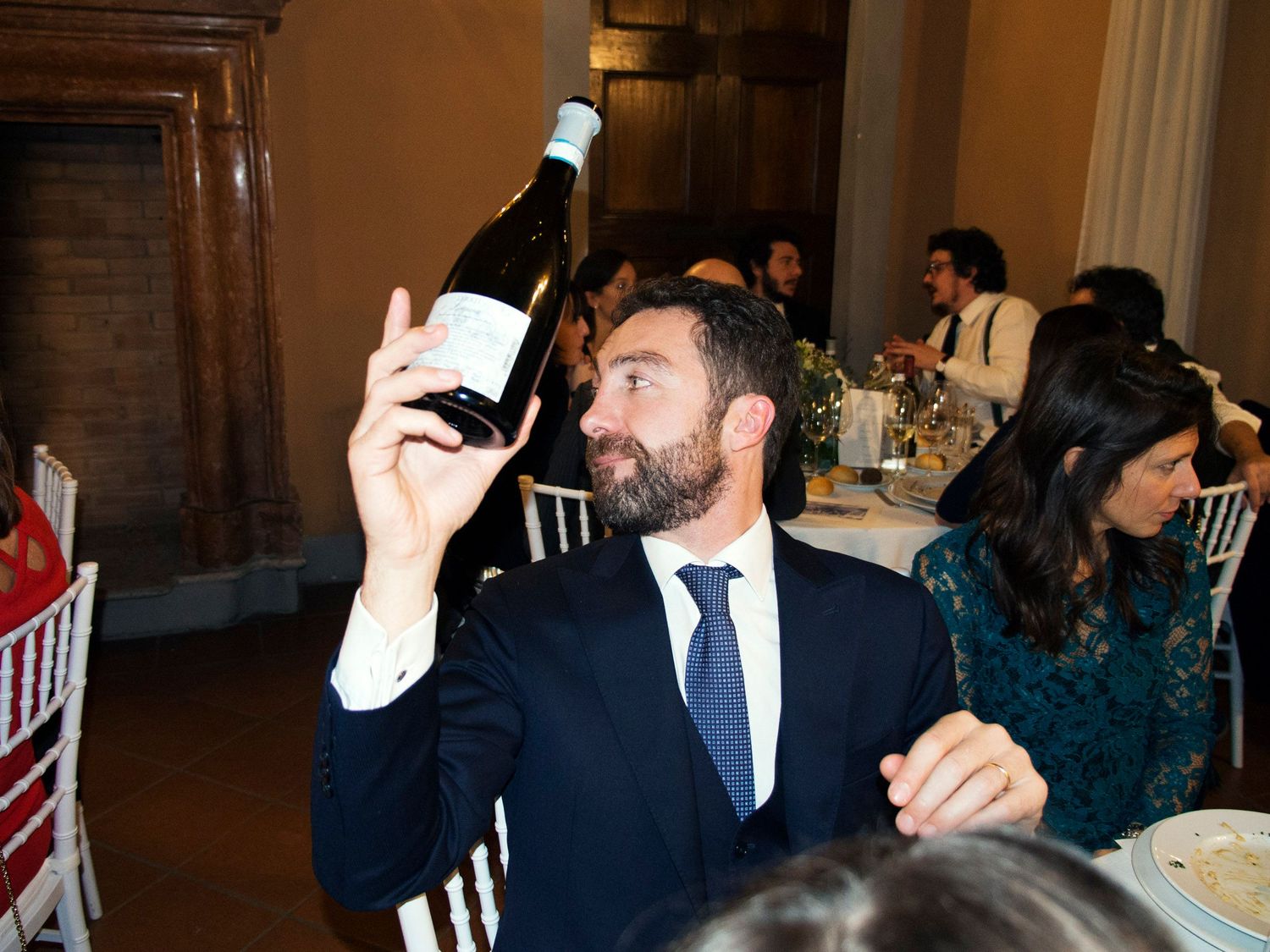 Ritratto di un invitato durante la cena in un matrimonio scattato da Stefania Bosso di Weddingtelling