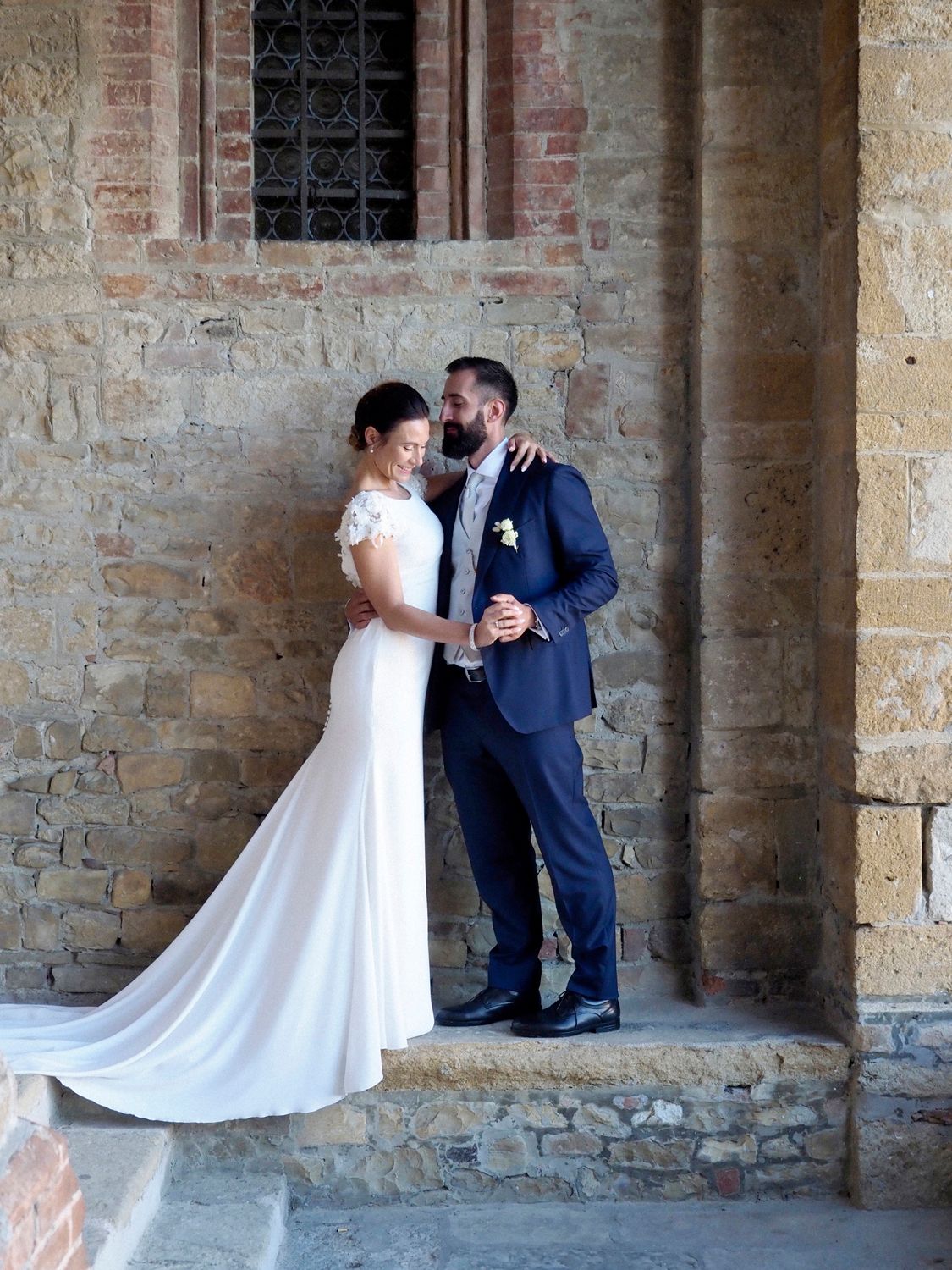 Ritratto sposi naturale sotto i portici di Castel Arquato