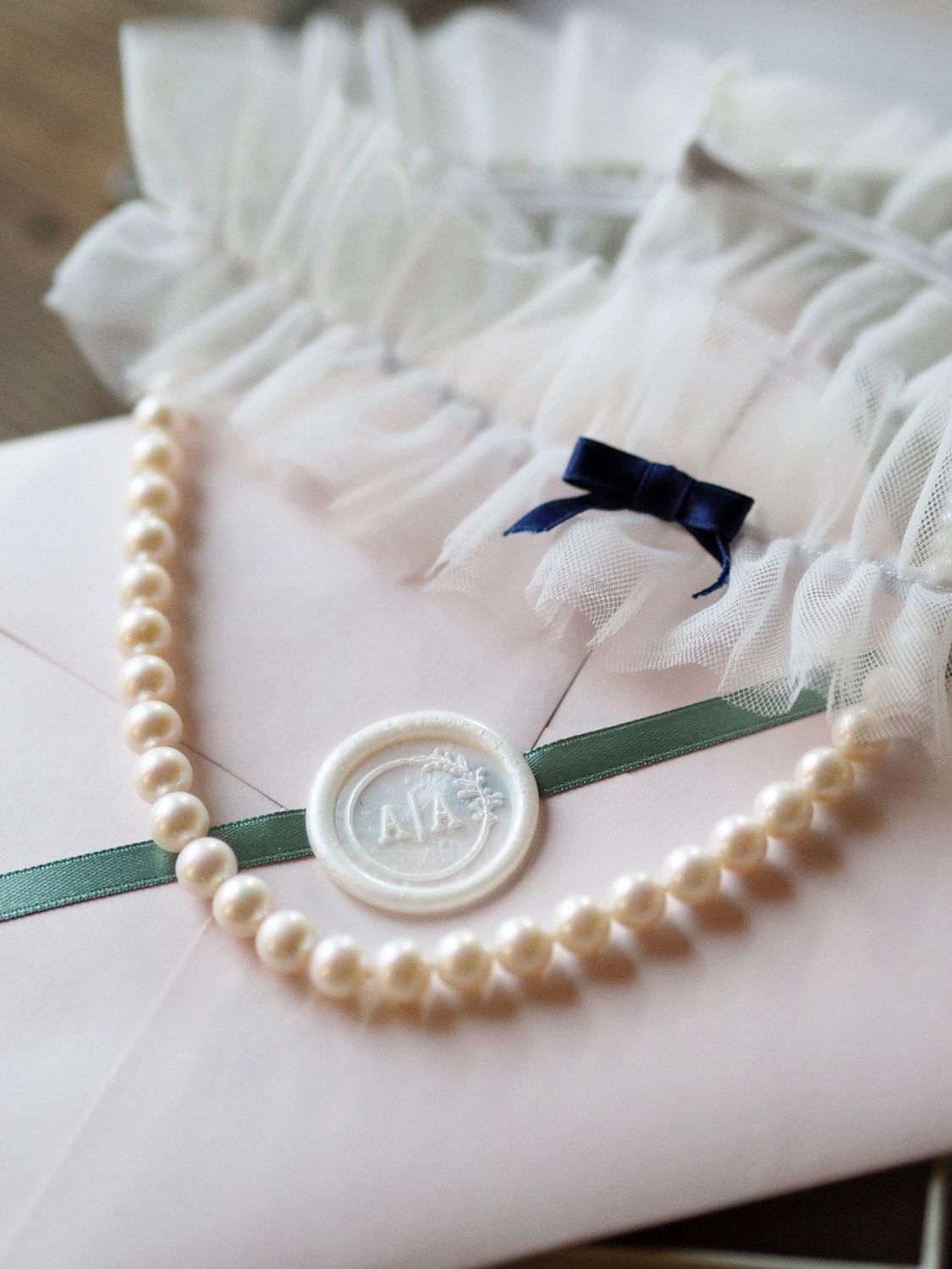 dettaglio partecipazioni e collana e giarrettiera sposa