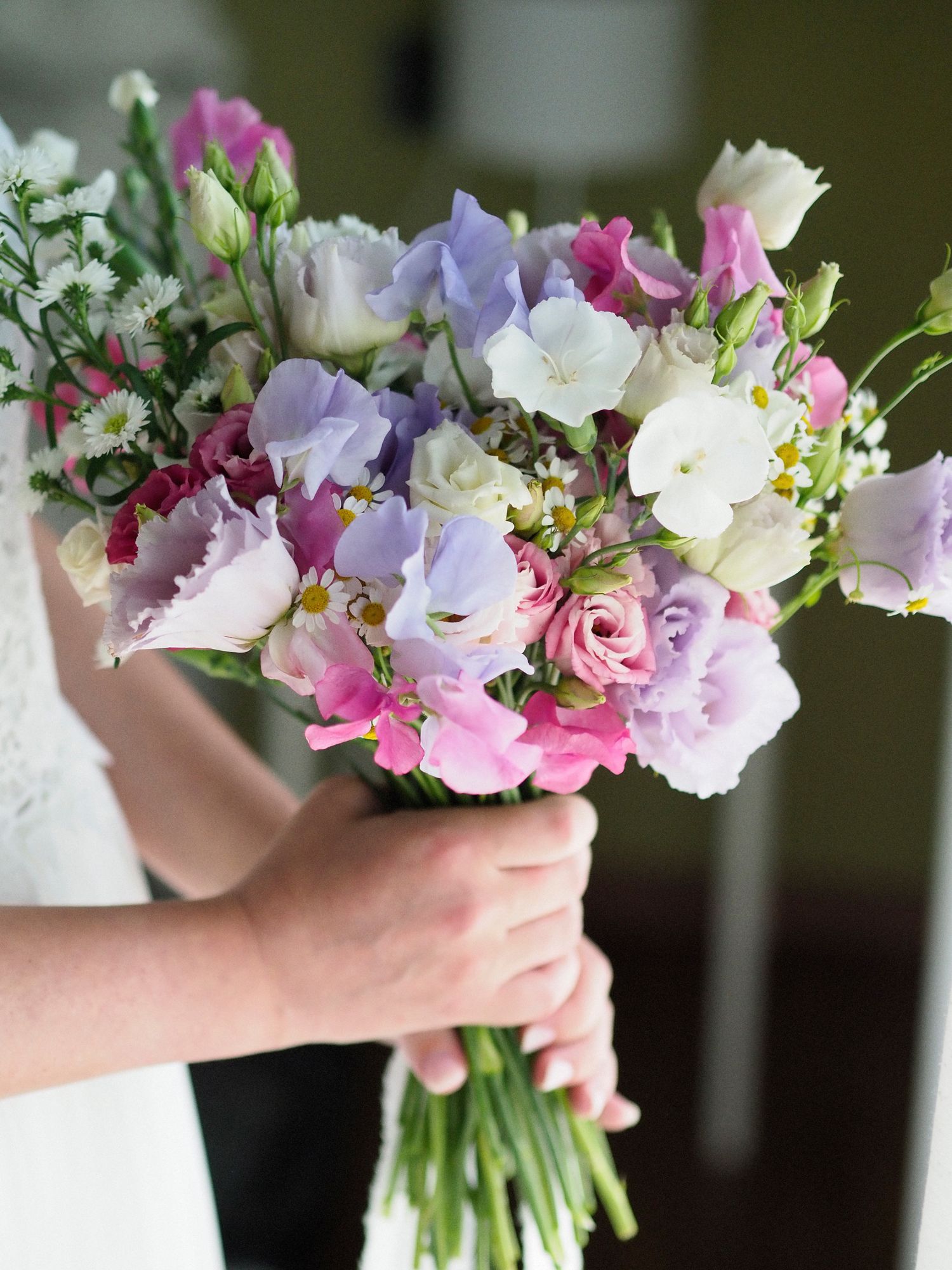 Preparazione sposa in provincia di Piacenza, dettaglio dei fiori. Fotografia di Weddingtelling