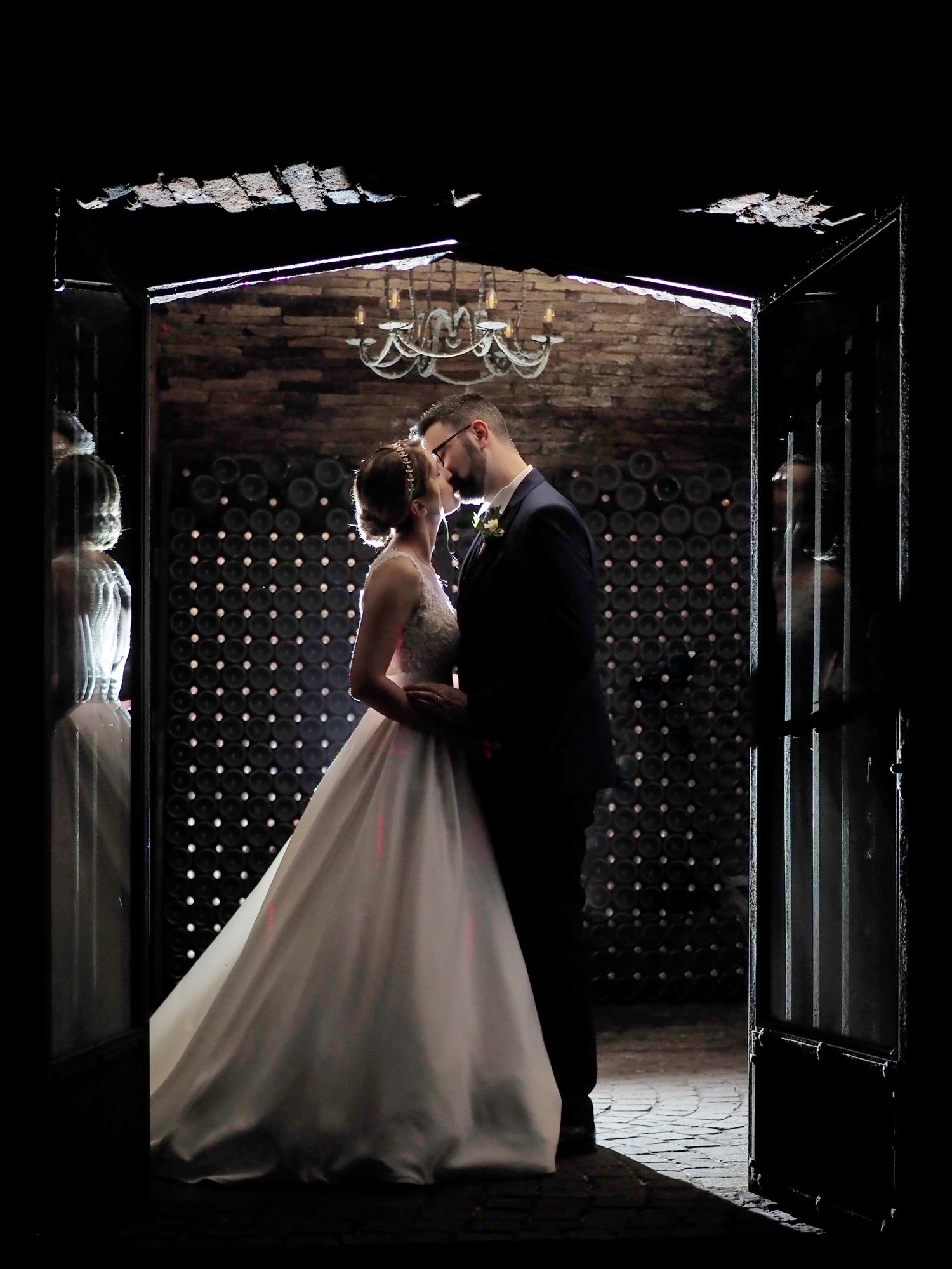 Sessione di coppia con gli sposi, nelle cantine della location per matrimoni Torre Fonello, in provincia di Piacenza.