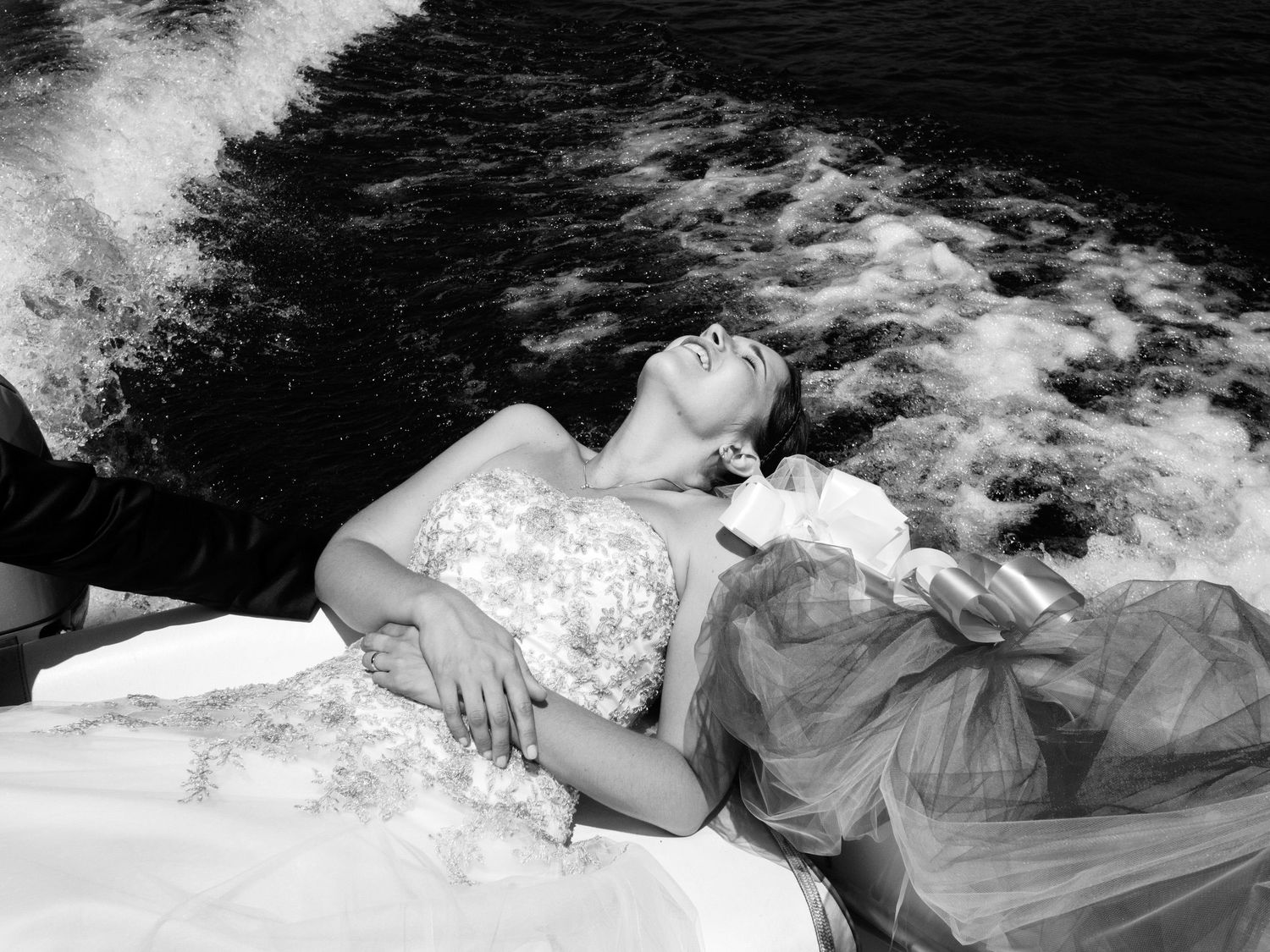 Sposa ride sulla barca sul Lago d'Orta durante un matrimonio scattato da Stefania Bosso di Weddingtelling