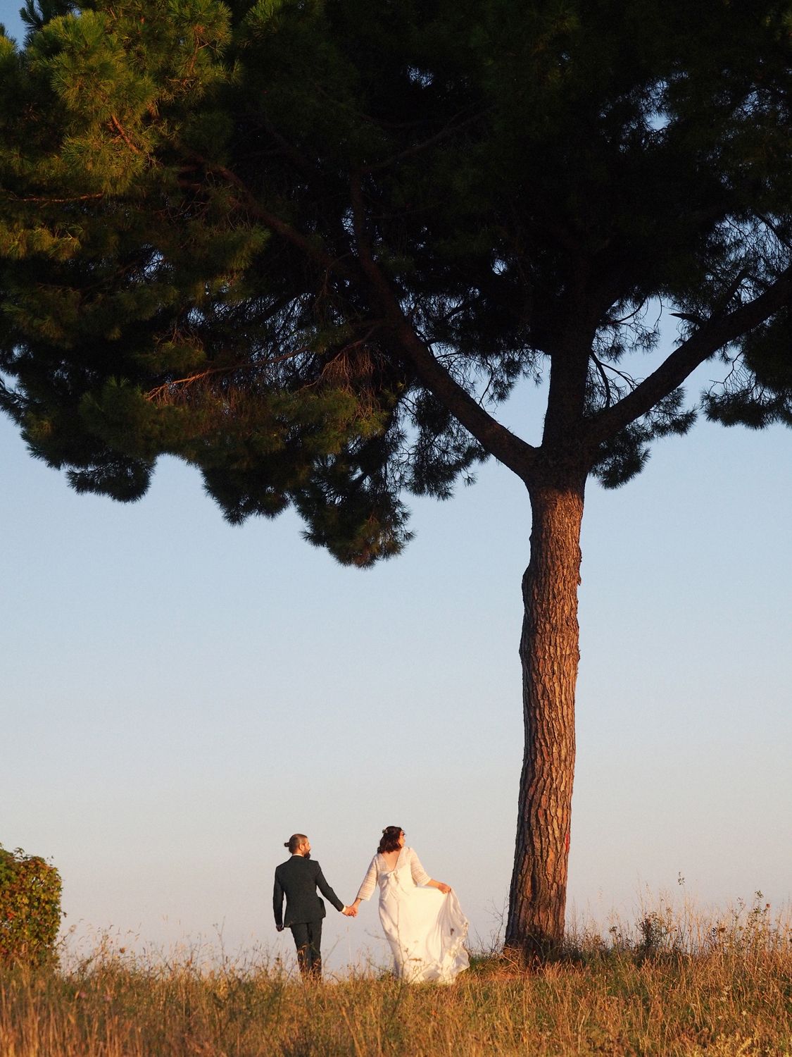 Sposi tramonto destination wedding scatto artistico