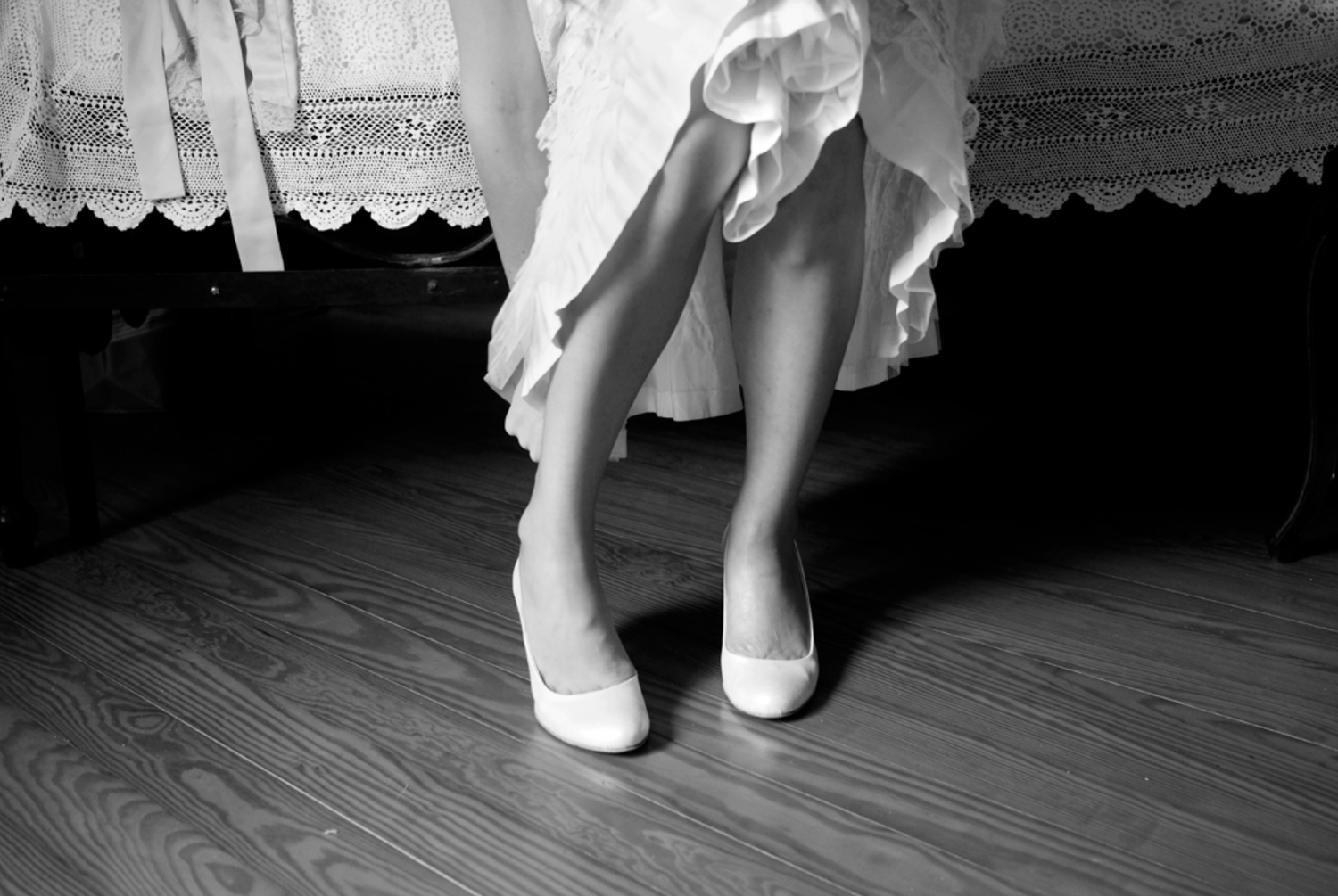 dettaglio vestizione sposa scarpe bianco e nero