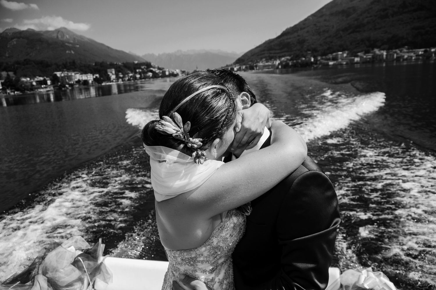 Sposi si baciano sulla barca sul Lago d'Orta durante un matrimonio scattato da Stefania Bosso di Weddingtelling