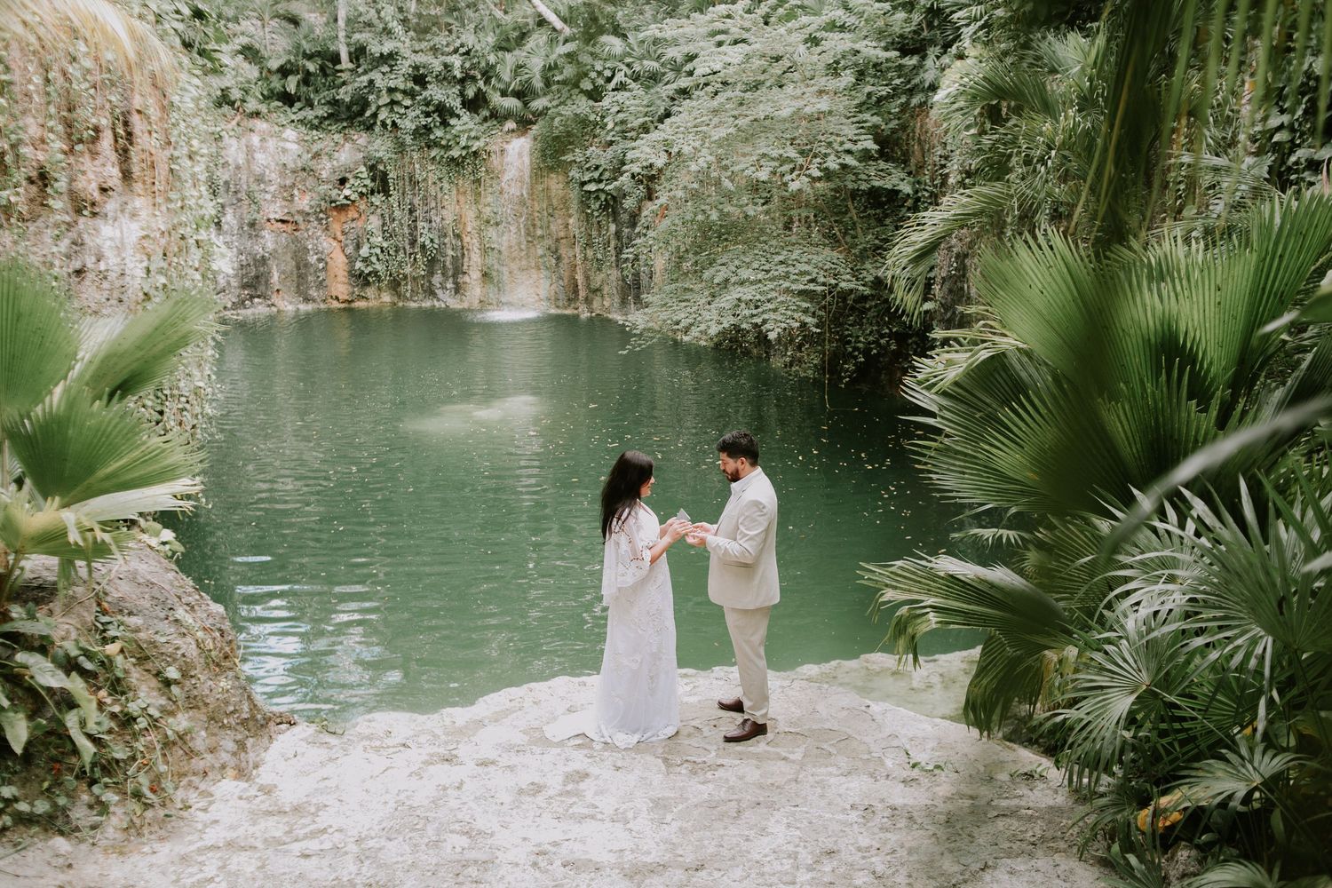 Vows exchange and spiritual commitment at Cenote Atik. Surrounded by nature’s beauty in a sacred ritual.