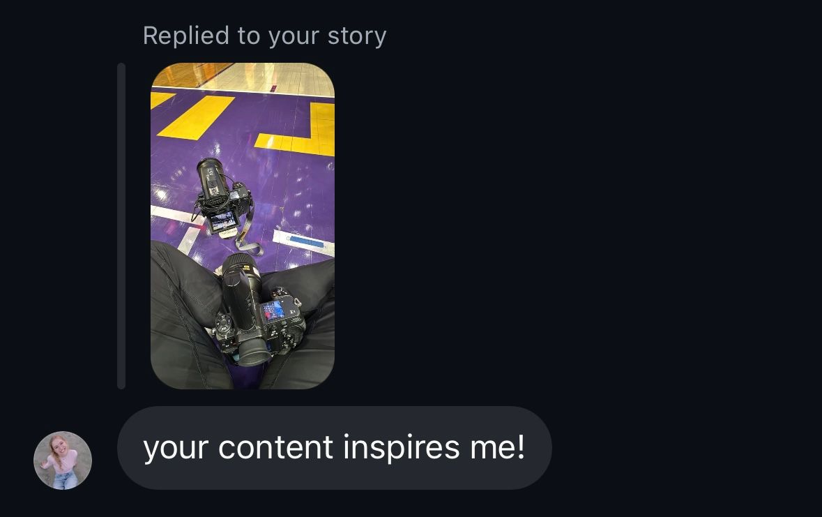 Social media screenshot shows a reply message with anime or manga artwork displayed on a purple and dark background.