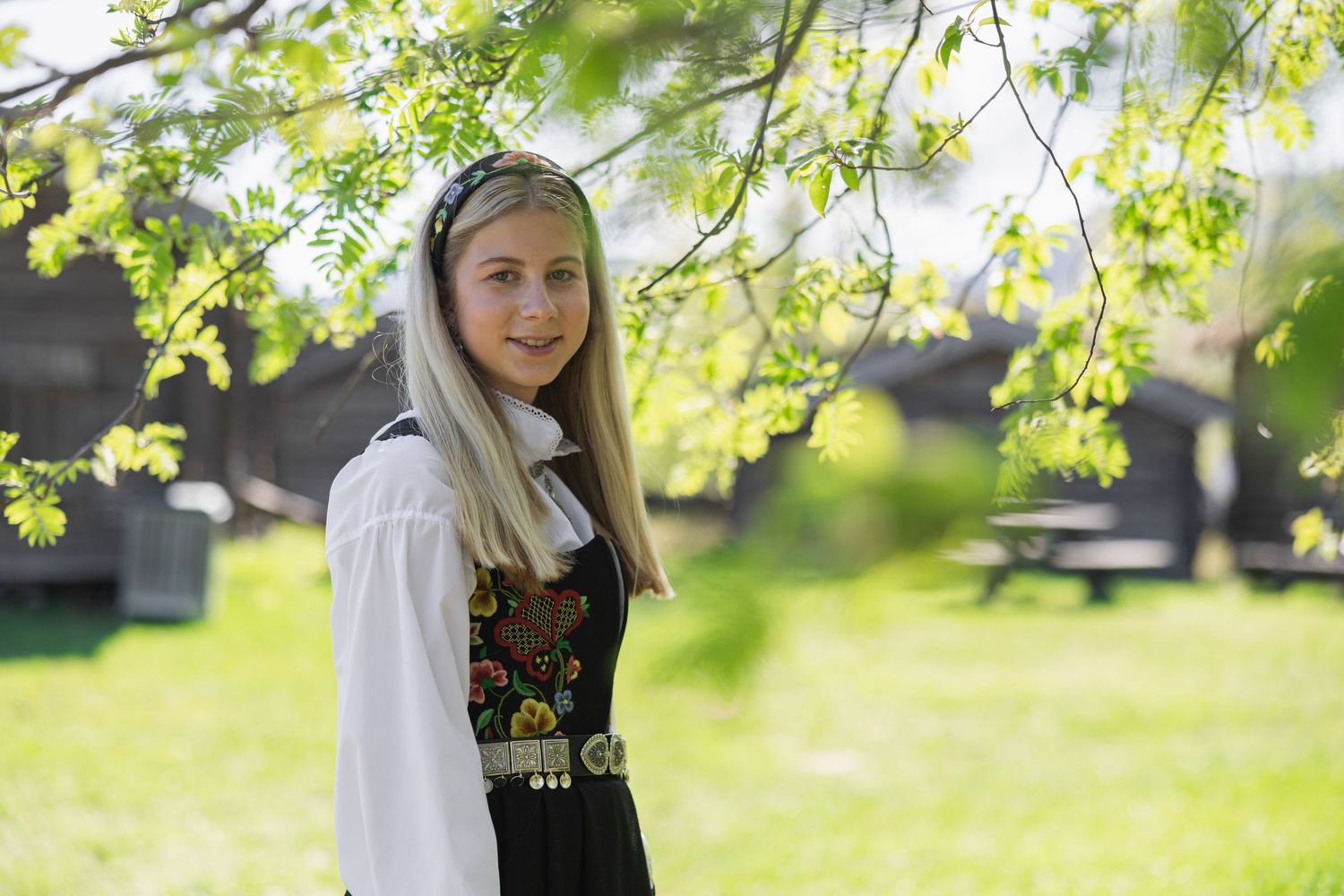 Jente i gudbrandsdalsbunad. Konfirmasjon, portrett, konfirmasjonsfotograf.