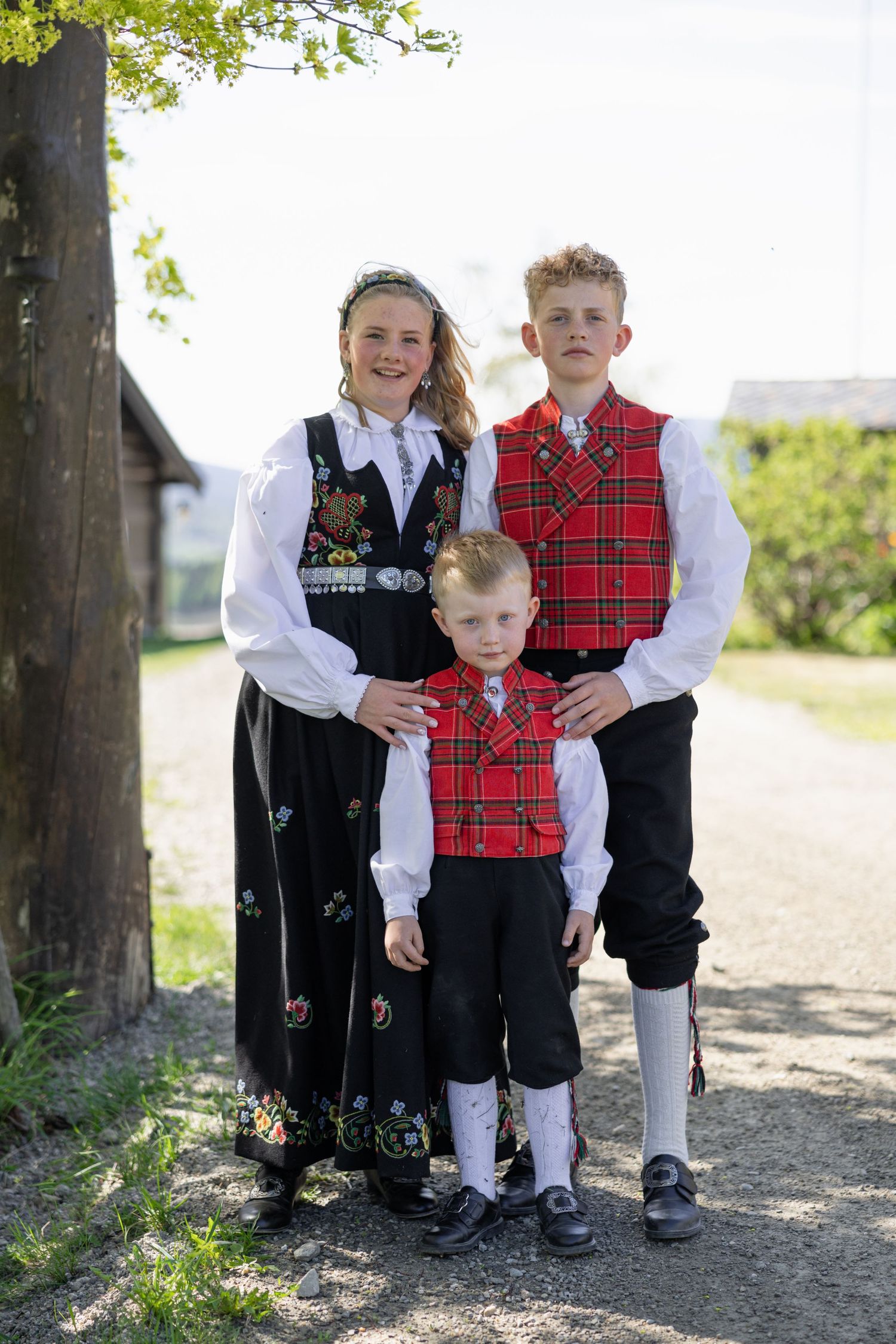 Jente i gudbrandsdalsbunad. Familie, familiebilde, søsken, søskenbilde. Konfirmasjon, portrett, konfirmasjonsfotograf.