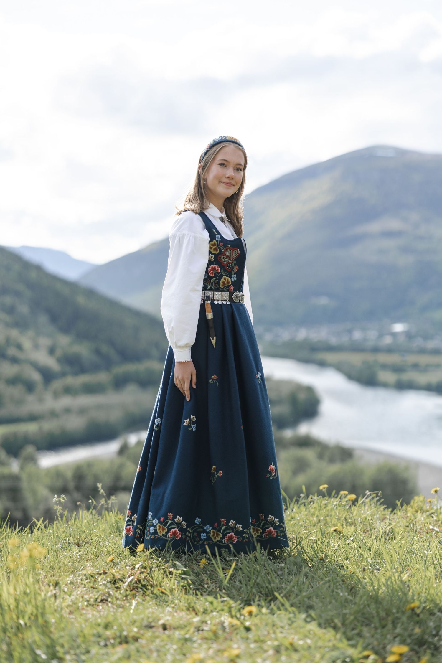 Jente i gudbrandsdalsbunad. Konfirmasjon, portrett, konfirmasjonsfotograf. Ufokus - Fotograf Jonas Oden Ulset