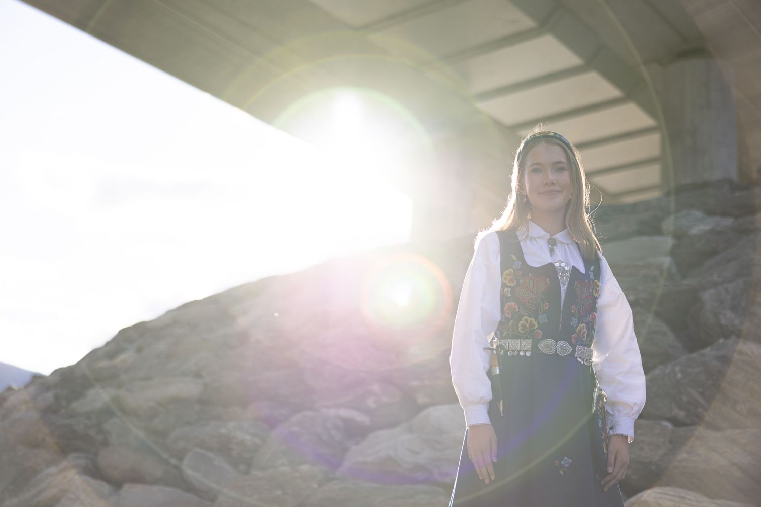 Jente i gudbrandsdalsbunad. Konfirmasjon, portrett, konfirmasjonsfotograf. Ufokus - Fotograf Jonas Oden Ulset