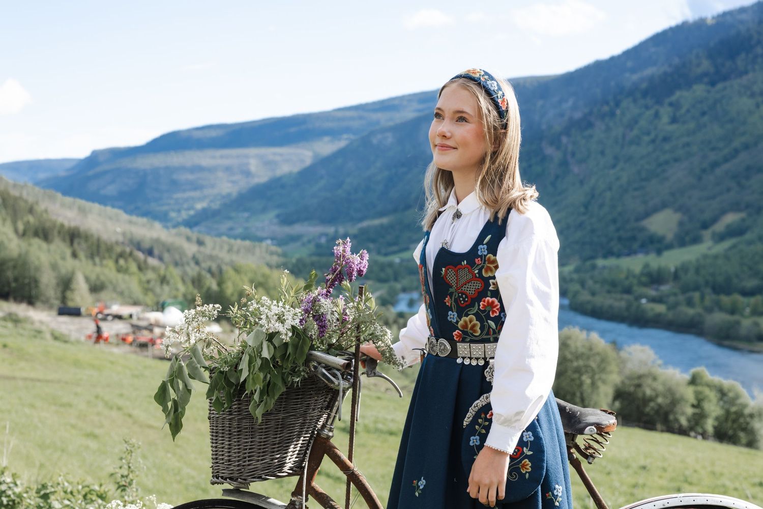 Jente i gudbrandsdalsbunad. Konfirmasjon, portrett, konfirmasjonsfotograf.