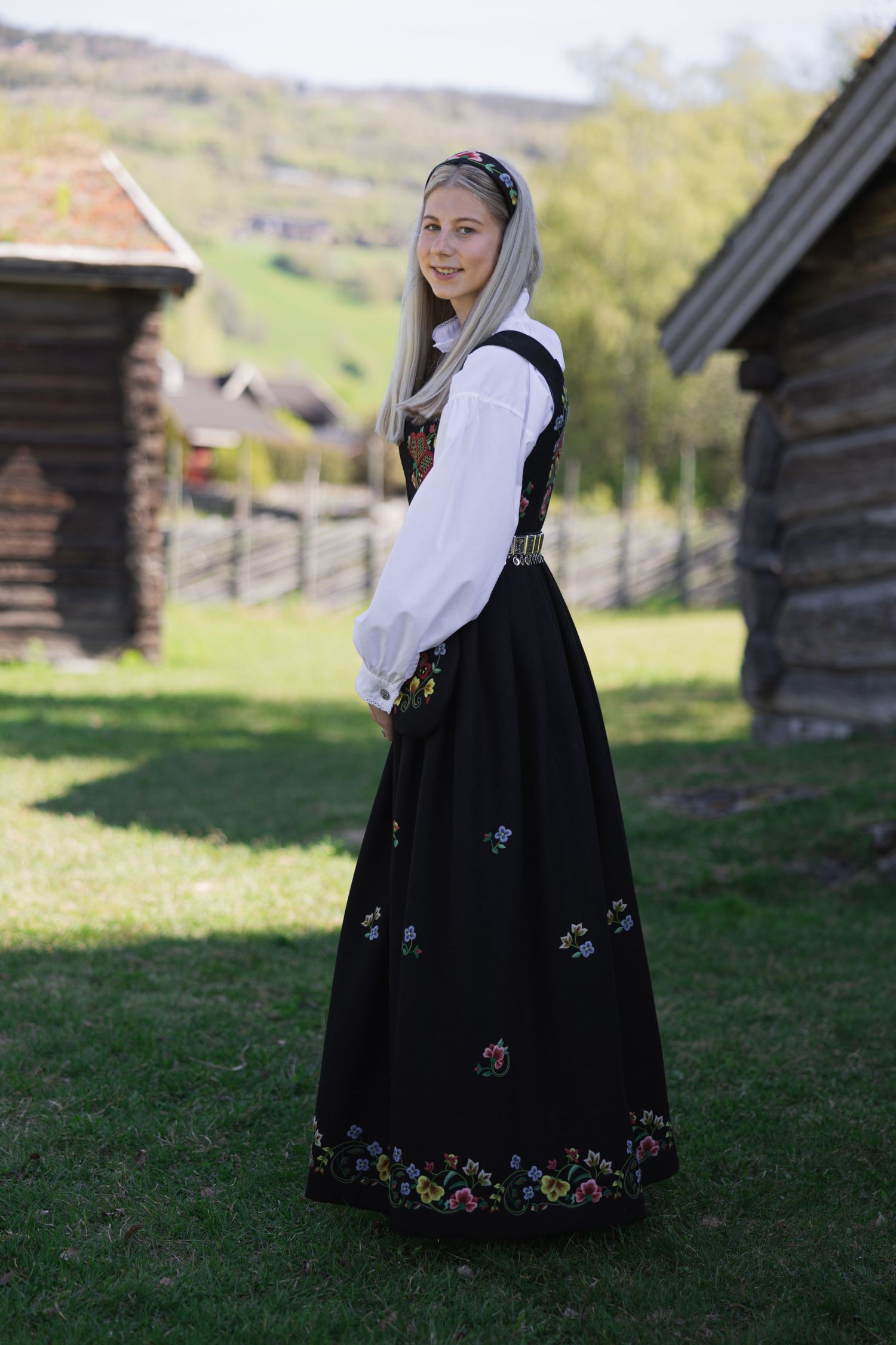 Jente i gudbrandsdalsbunad. Konfirmasjon, portrett, konfirmasjonsfotograf.