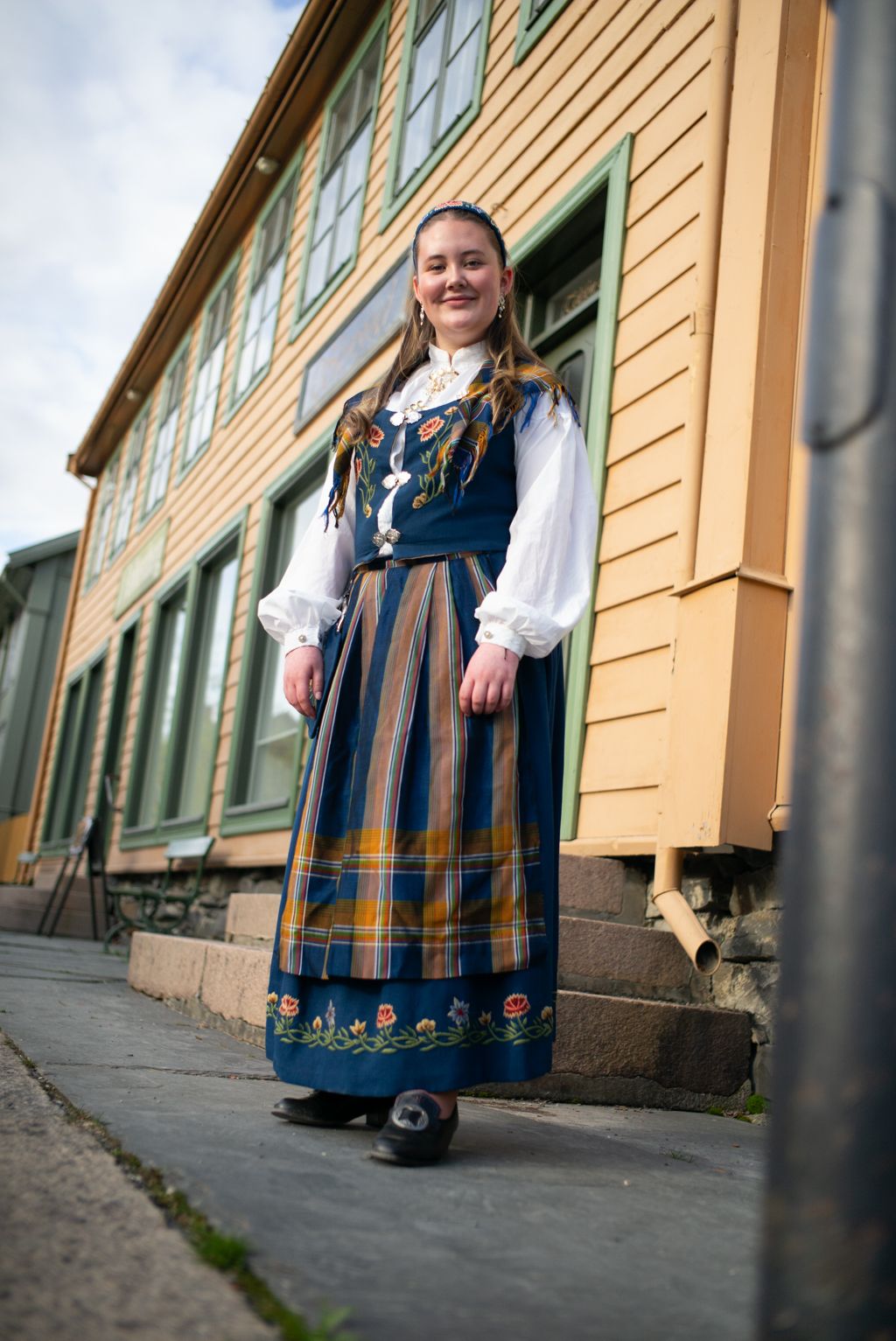 Jente i nordlandsbunad. Konfirmasjon, portrett, konfirmasjonsfotograf.
