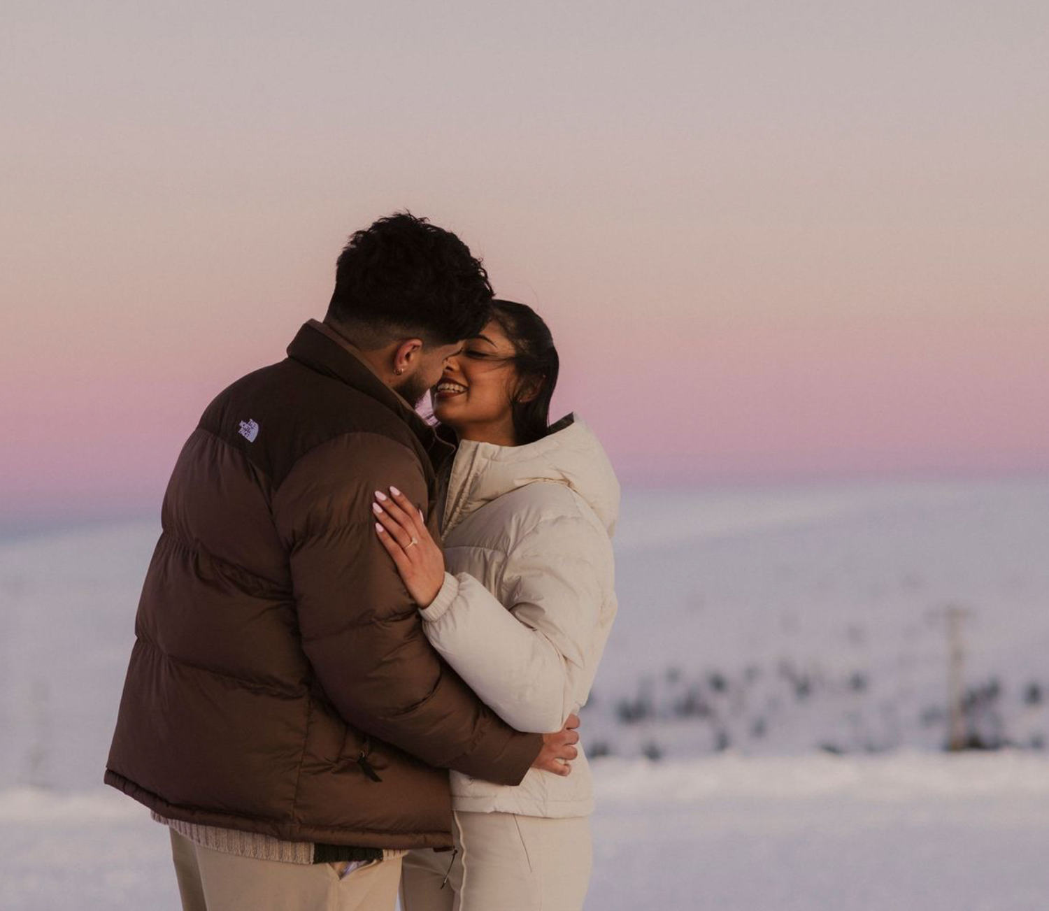 Sunset photo with cottoncandy skies after surprise proposal in Lapland. Saariselkä engagement photoshoot.