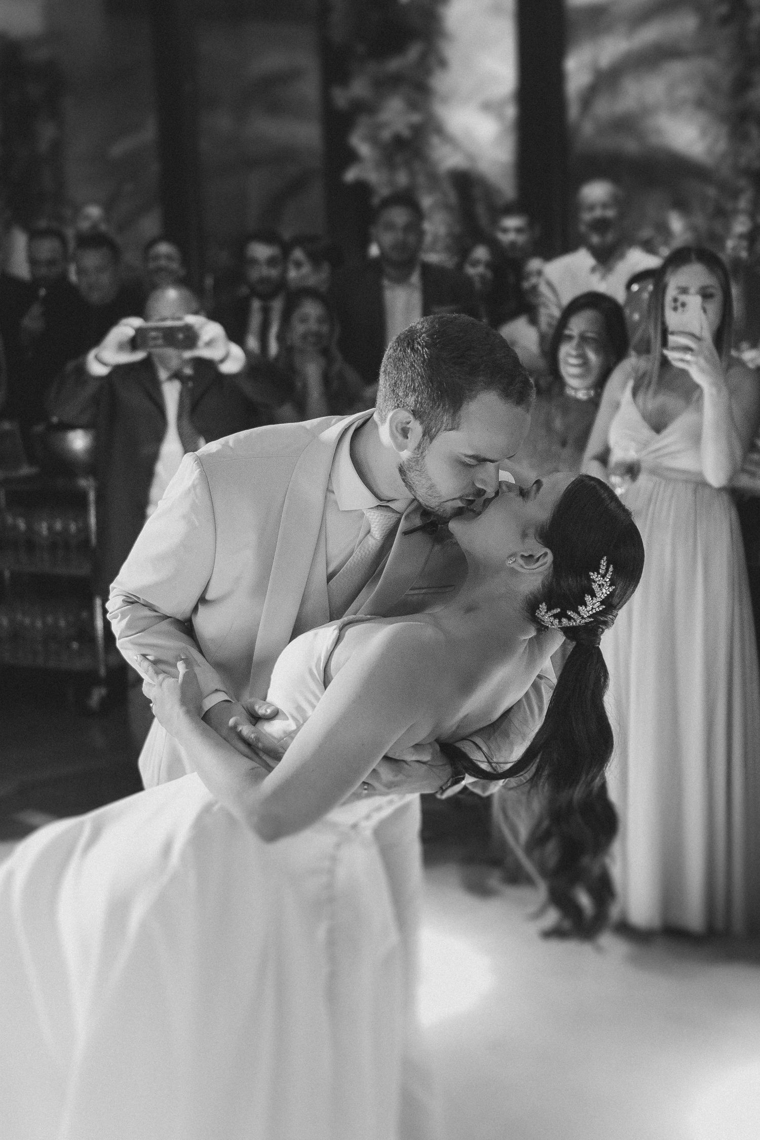 casamento em Belo Horizonte, casamento ao Black and white wedding photos show a progression of a romantic first dance dip between newlyweds.