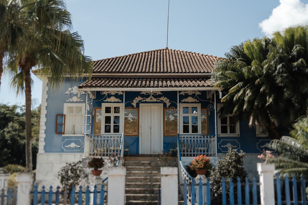 Foto do casal na Fazenda Pedra Negra, registrada por fotógrafos de casamento em Varginha, Alfenas e Belo Horizonte.