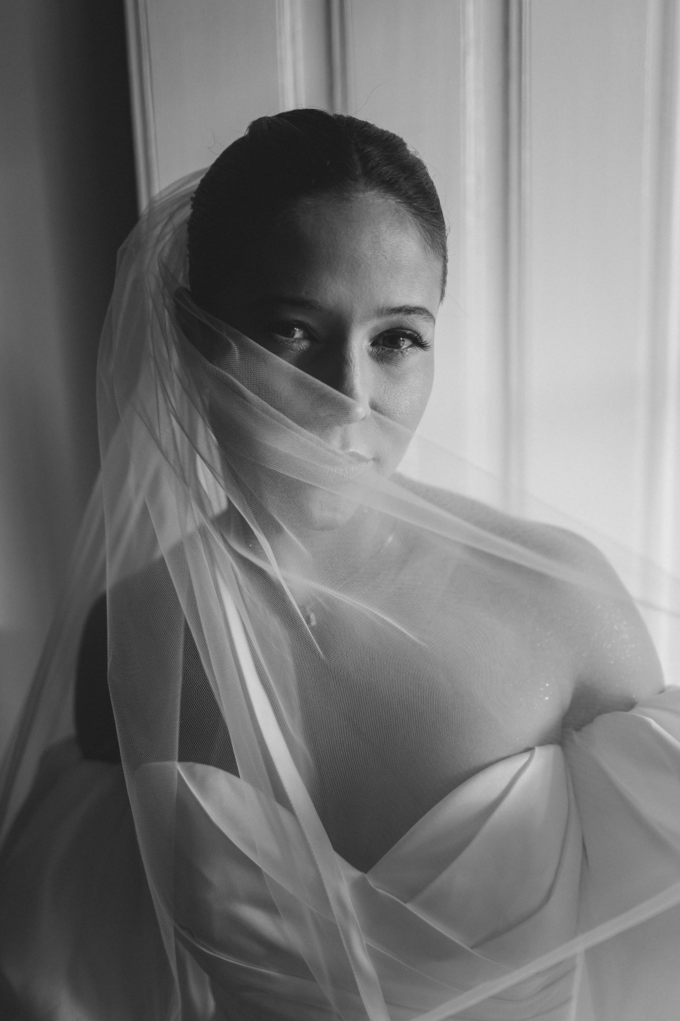 Foto espontânea dos noivos na Fazenda Pedra Negra, por fotógrafos de casamento em Varginha, MG.