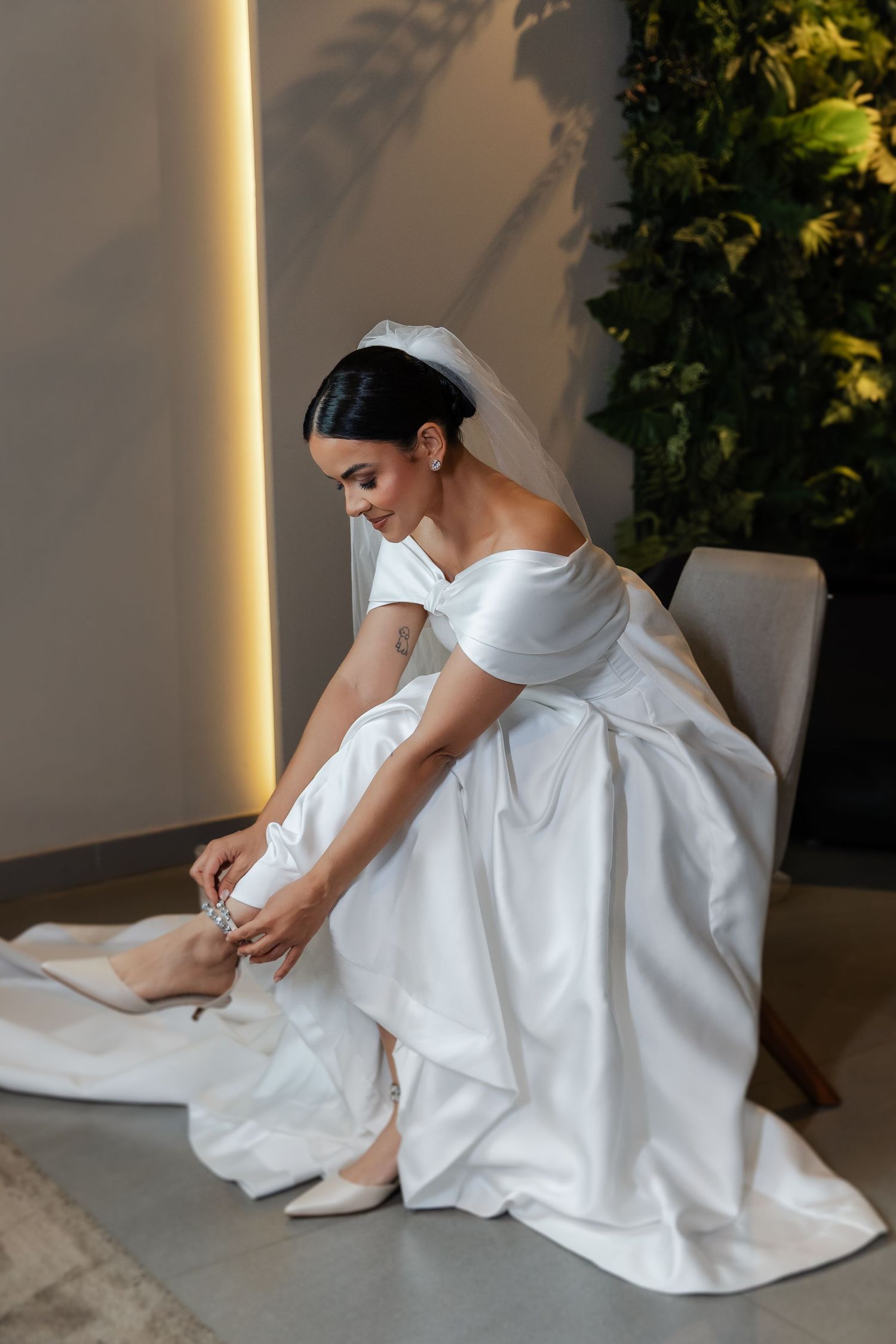 casamento em Belo Horizonte, casA bride in a white wedding dress adjusts her elegant ankle boots while sitting, shown in a 5-panel sequence.