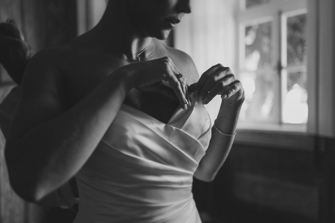 Foto espontânea dos noivos na Fazenda Pedra Negra, por fotógrafos de casamento em Varginha, MG.