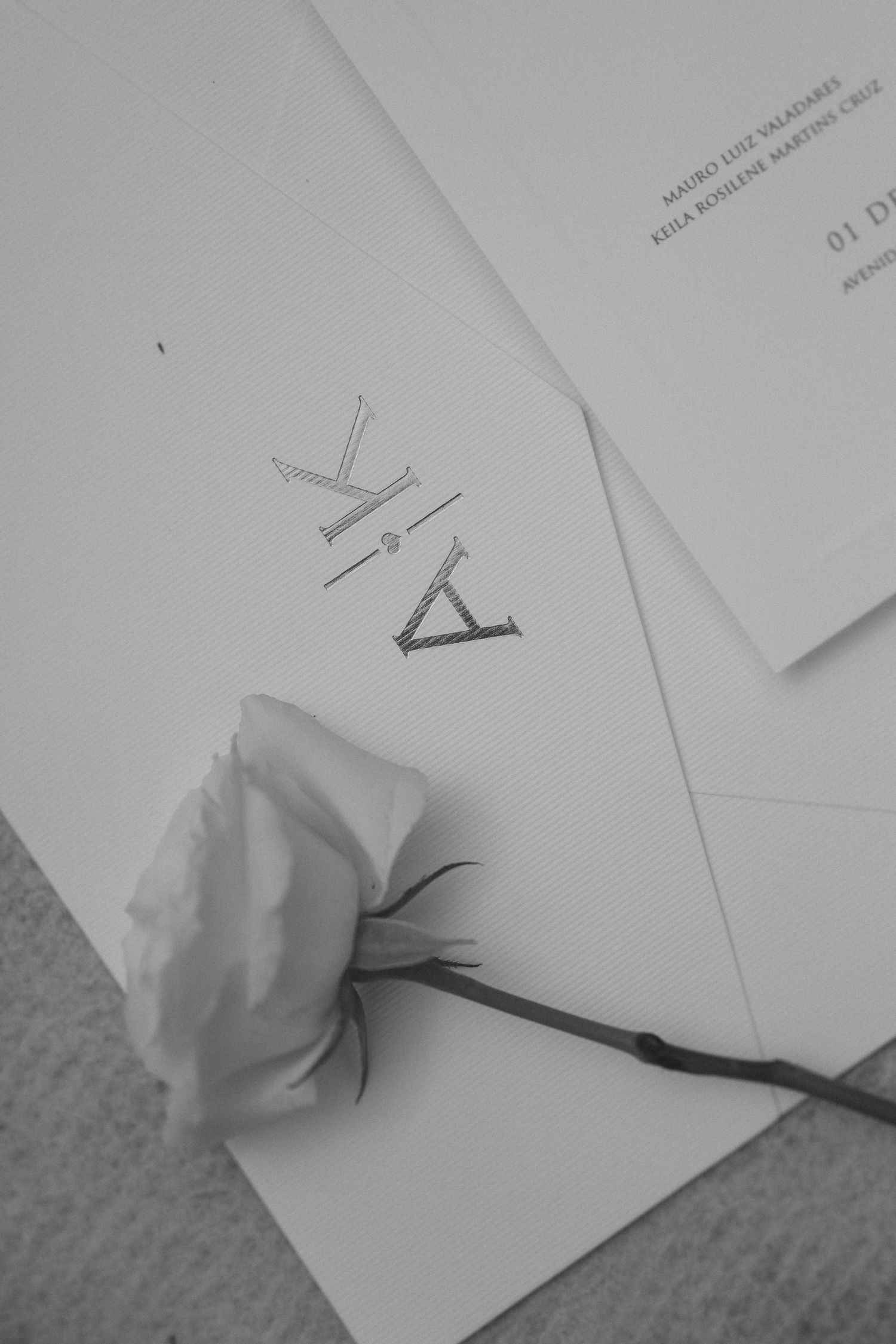 casamento em Belo Horizonte, casamento ao ar livre, casA sequence showing a crumpled paper ball beside paperwork on a gray textured surface.