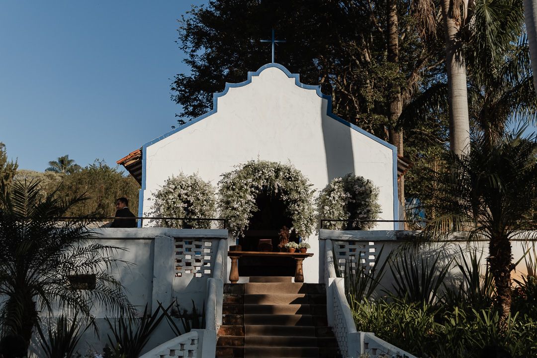 Foto do casal na Fazenda Pedra Negra, registrada por fotógrafos de casamento em Varginha, Alfenas e Belo Horizonte.