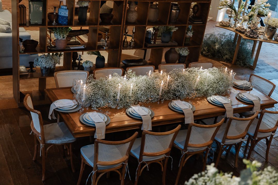 Foto do casal na FaRustic wedding reception table set with French bistro chairs and elegant floral centerpieces in an intimate indoor venue.