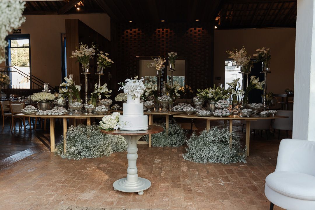 Foto do casal na Fazenda Pedra Negra, registrada por fotógrafos de casamento em Varginha, Alfenas e Belo Horizonte.