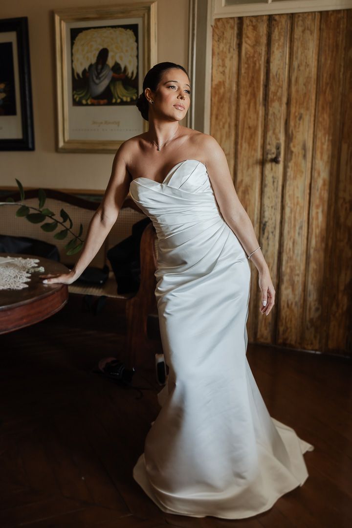 Foto espontânea dos noivos na Fazenda Pedra Negra, por fotógrafos de casamento em Varginha, MG.