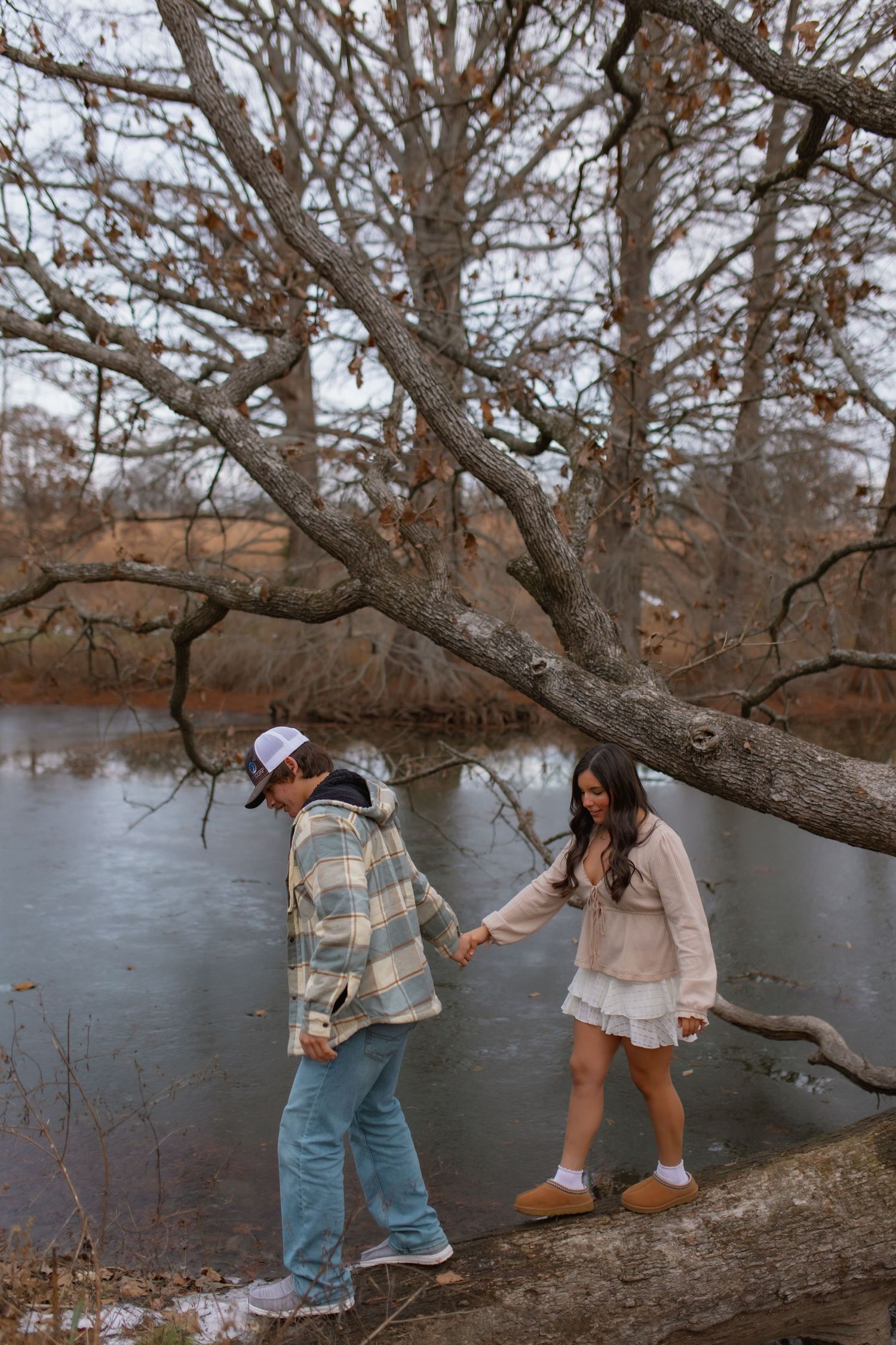 couples photos, pond, tree, fall