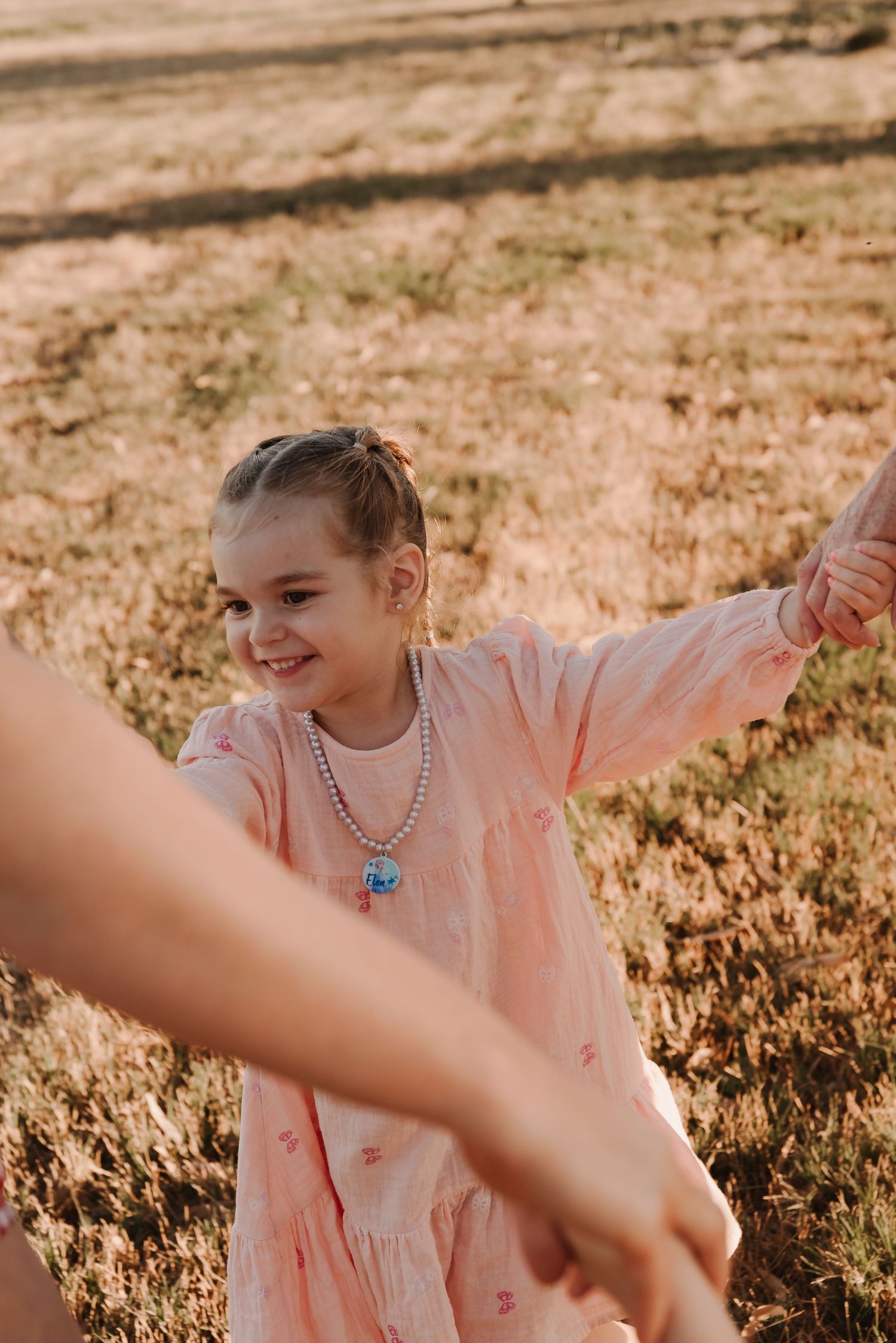 family-photography-tongala-sunset-outdor-session-games-for-giggles