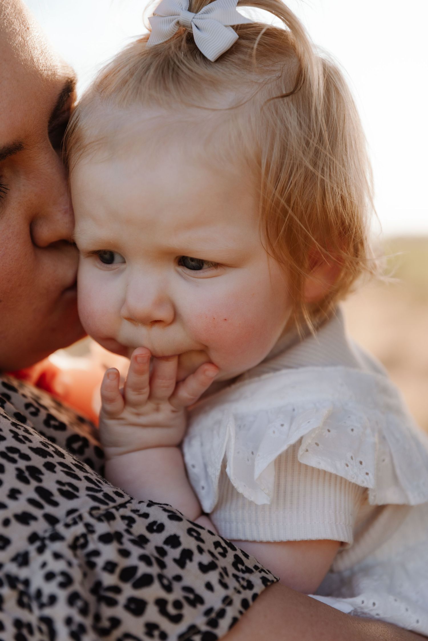 family-photography-tongala-sunset-outdor-session-snuggles-with-mum