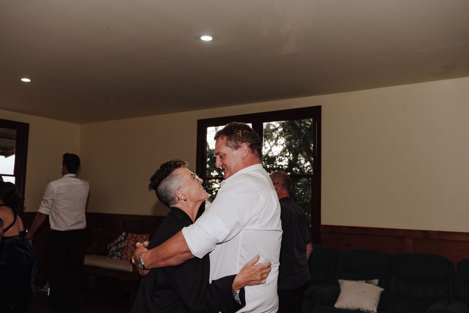 tongala-wedding-elopement-photography-echuca-shepparton-bendigo-kyabram-parents-loving-up-on-the-dance-floor