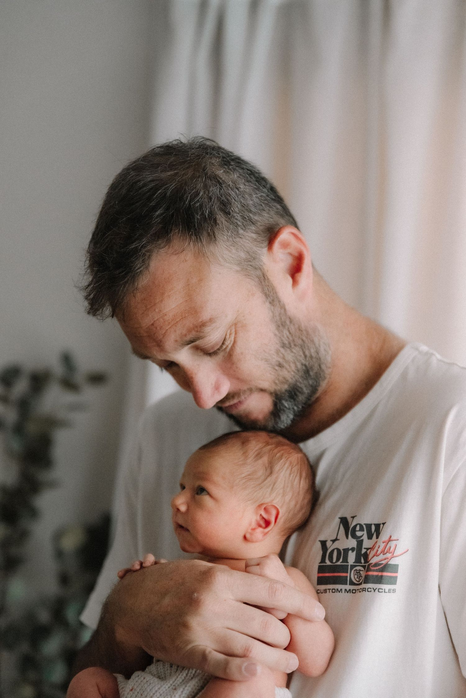 tongala-newborn-photography-newborn-baby-and-dad-cuddles