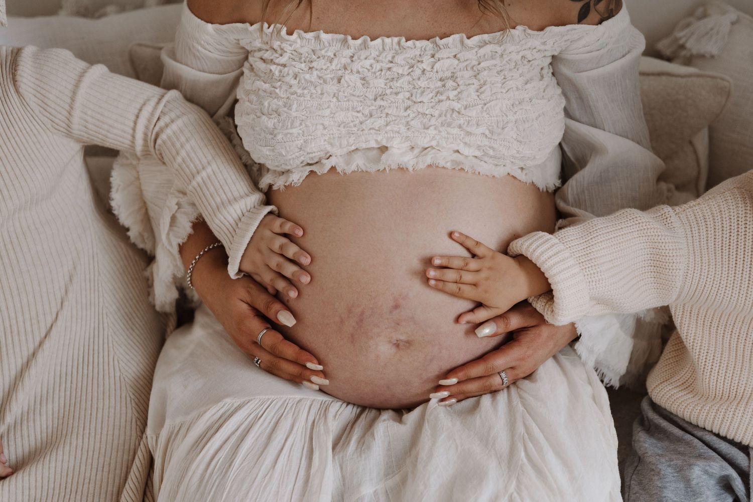 maternity-photoshoot-in-studio-with-kids-tongala