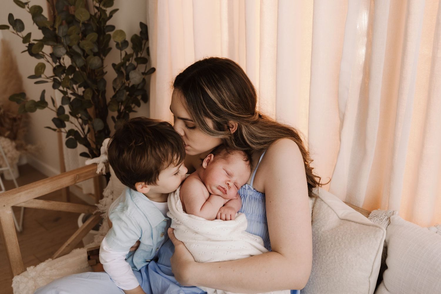tongala-newborn-photography-newborn-baby-snuggled-with-mum-and-brother-tongala