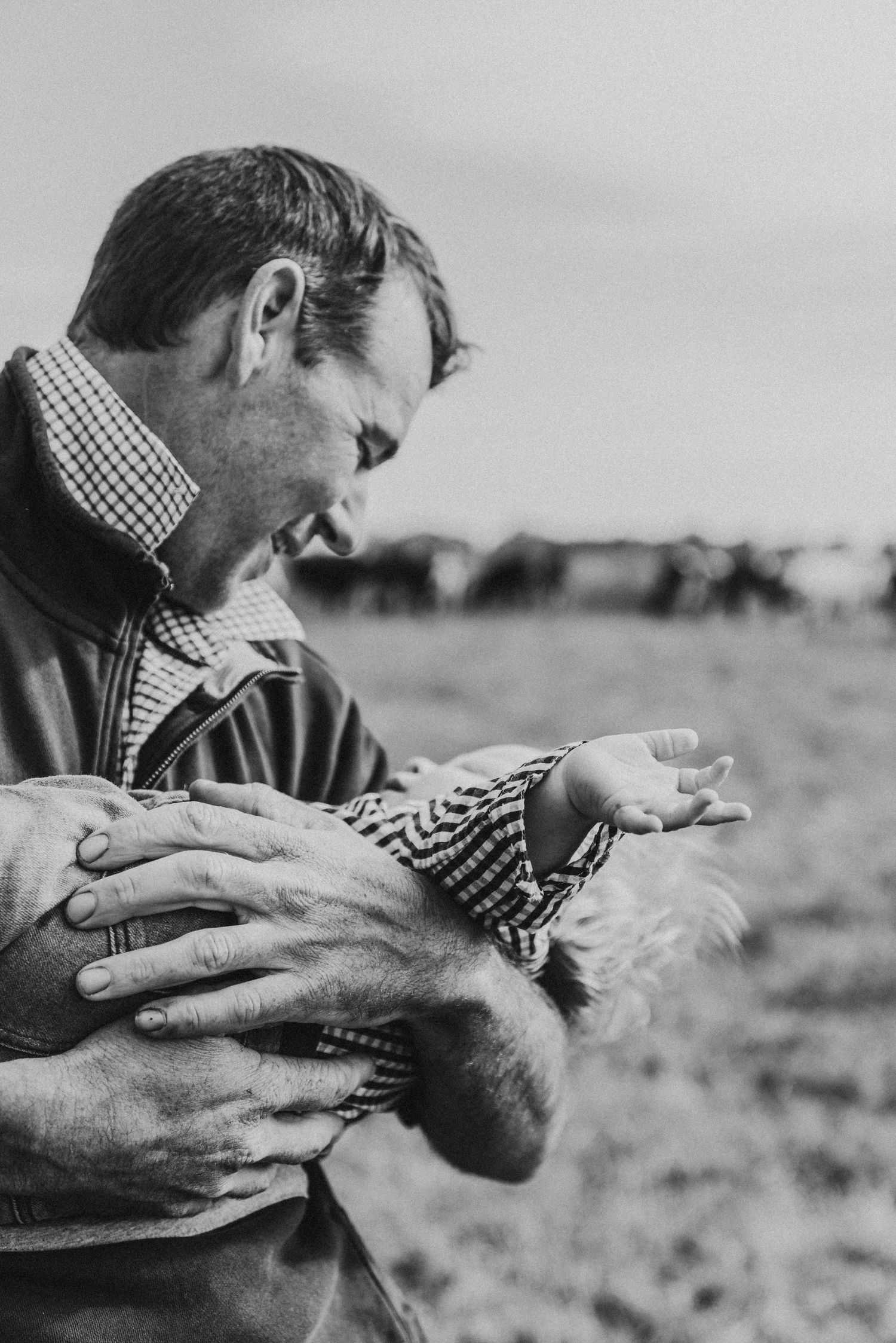 family-photography-tongala-sunset-outdor-session-snuggles-with-dad