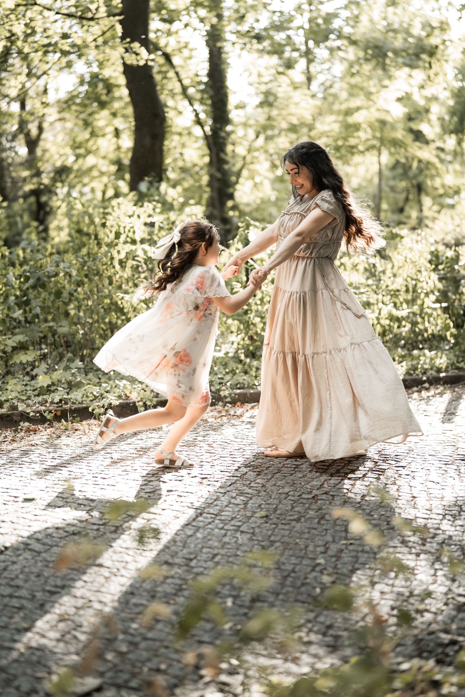 Mutter tanzt mit Kleinkind – Familienfotografie Berlin bei The Elephant Lab